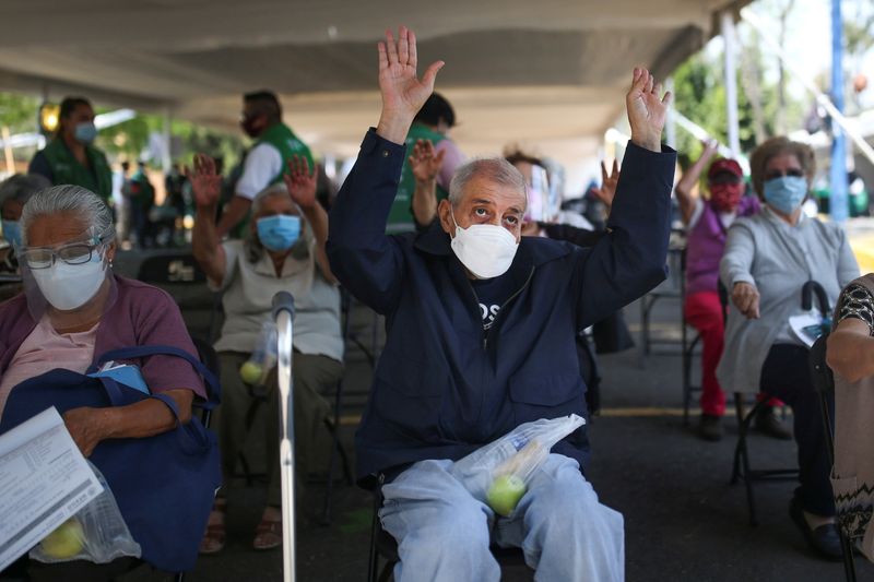 Hasta el día de hoy 2,051,259 personas adultas mayores han recibido, al menos, una dosis de cualquiera de las cuatro vacunas aprobadas y utilizadas (Foto: Edgard Garrido/REUTERS)