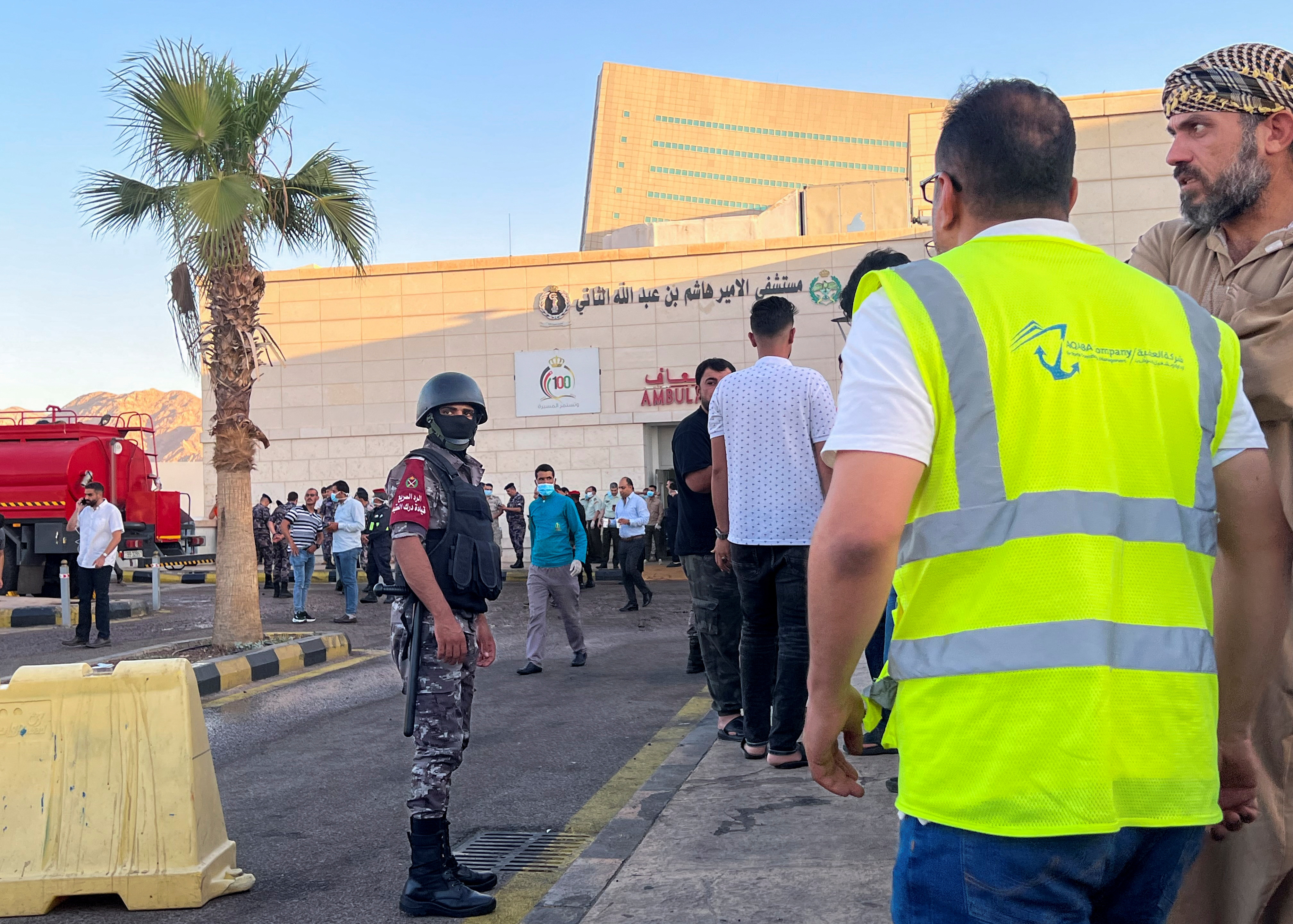 Un grupo de personas se encuentra en el exterior de un hospital tras una fuga de gas tóxico de un tanque de almacenamiento en el puerto jordano de Aqaba (REUTERS/Abraham Farajian)