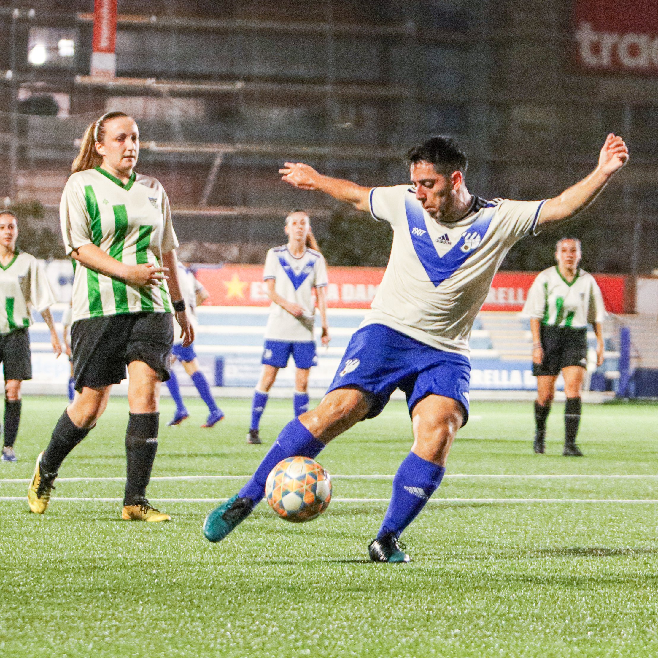 Álex, el futbolista trans que generó revuelo en la victoria 23-0 de su  equipo en España: “Jugaré mientras en mi DNI ponga una 'F' de femenino” -  Infobae