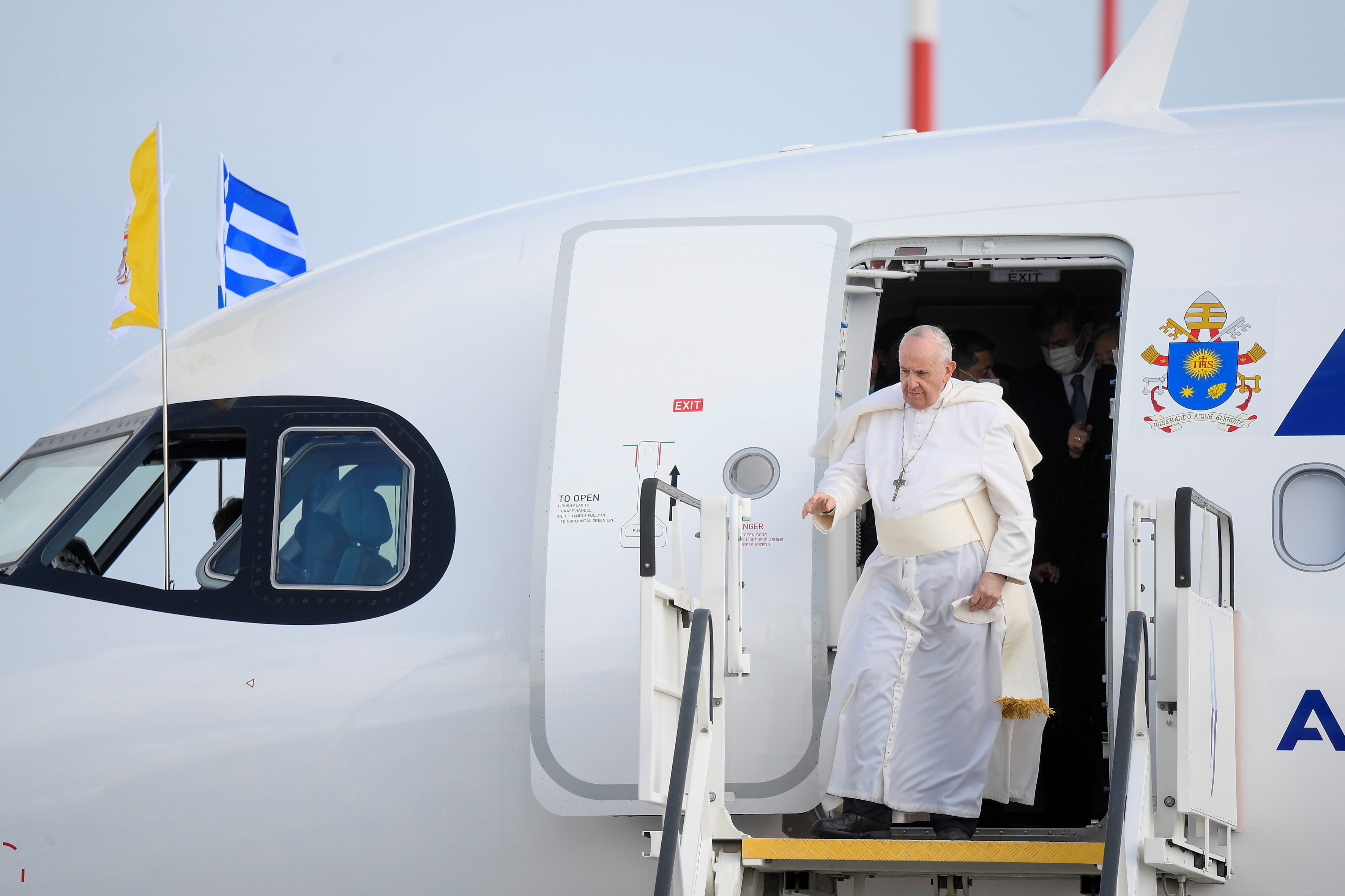 El papa Francisco llega al Aeropuerto Internacional de Atenas en Atenas, Grecia, el 4 de diciembre de 2021.   Vatican Media/Handout via REUTERS