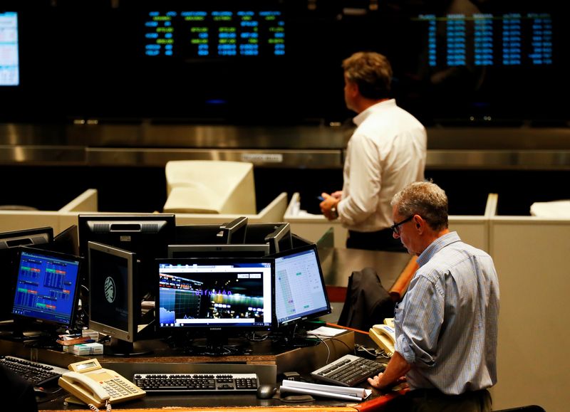 Los mercados financieros tradicionales están sumamente regulados y controlados, esto da seguridad y transparencia a sus operaciones (Reuters)