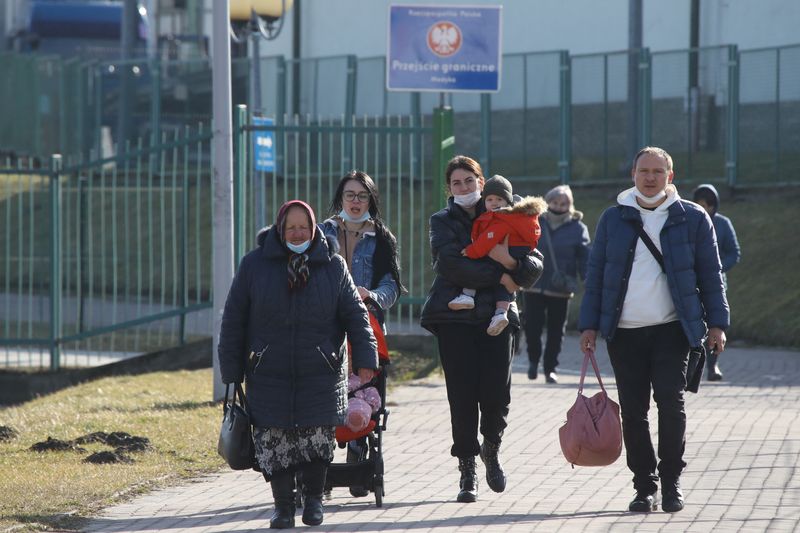 Varias personas se dirigen al paso fronterizo entre Ucrania y Polonia tras el ataque de Rusia en territorio ucraniano, en Medyka, Polonia, el 24 de febrero de 2022. REUTERS/Kacper Pempel