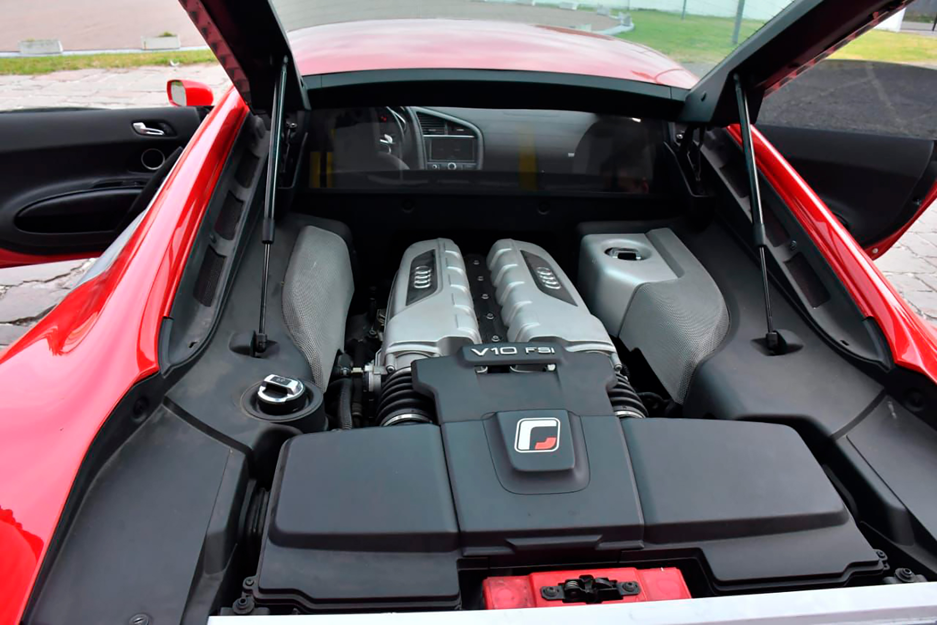 El automóvil es modelo 2014 y cuenta con 13.150 kilómetros, motor V10 de ubicación trasera central y un completo equipamiento
