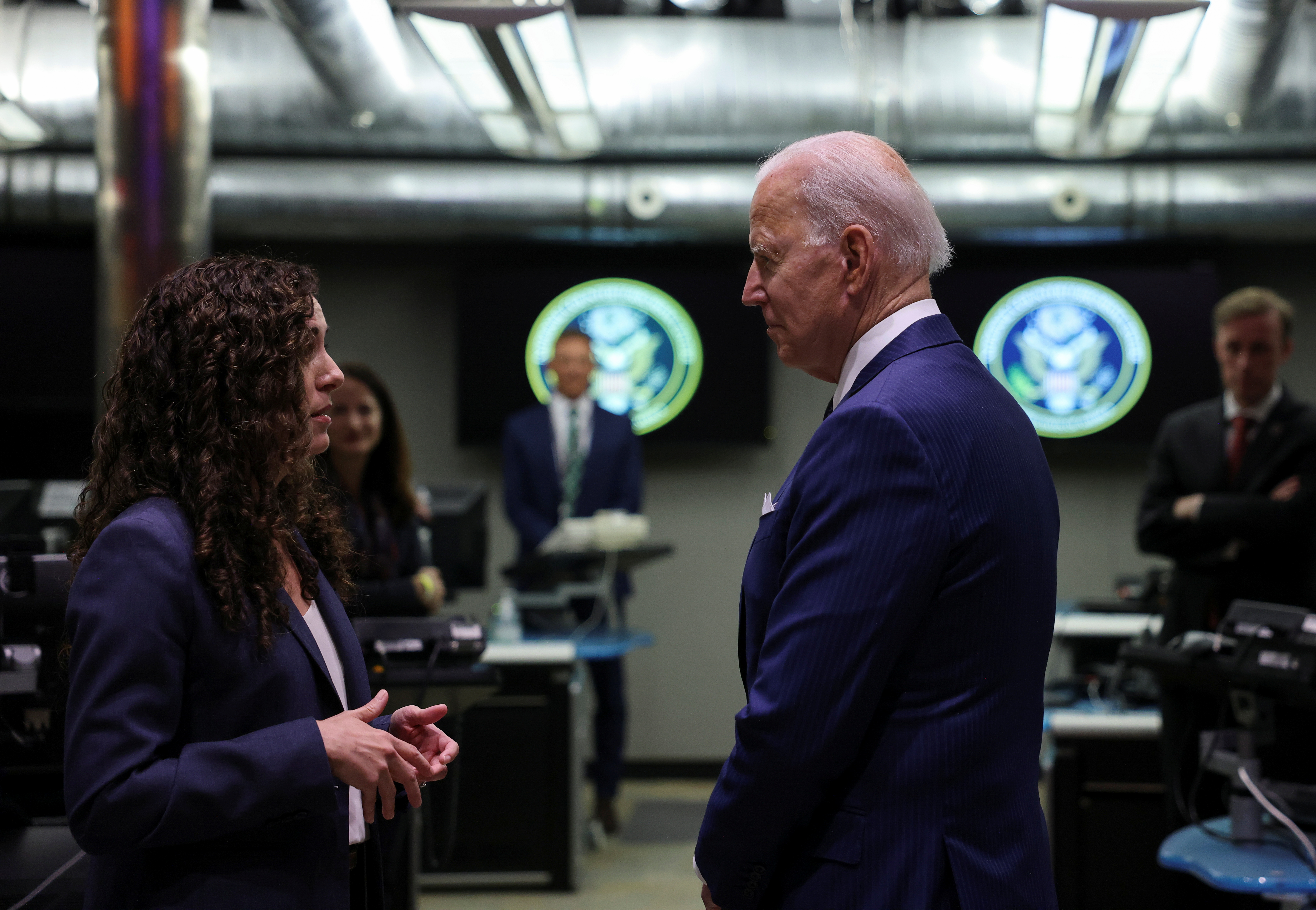 Joe Biden hablando con Christy Abizaid, directora del Centro Nacional de Contraterrorismo (Foto: REUTERS)