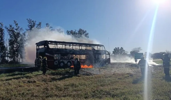 P&aacute;nico en la ruta 19 de C&oacute;rdoba: un micro se prendi&oacute; fuego en pleno viaje con 22 pasajeros a bordo