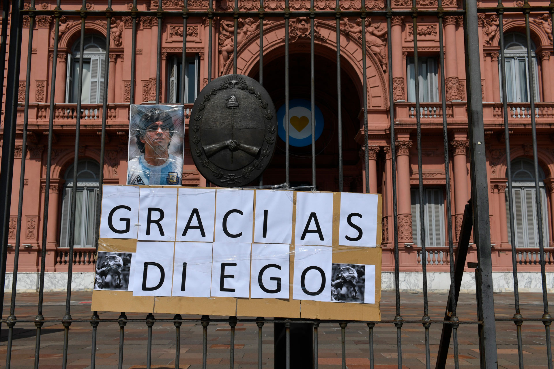 El primer cartel que colocaron en la Casa Rosada. Desde la noche hubo colas para ingresar al velatorio (Maximiliano Luna)