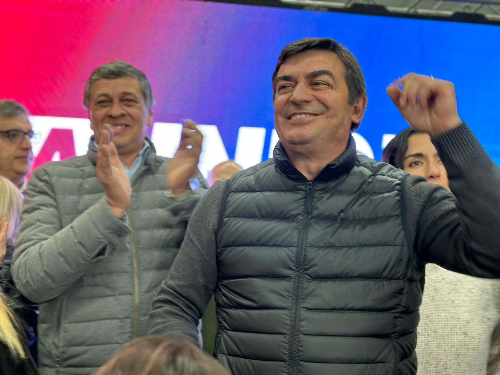 Omar De Marchi, festejando en el búnker de campaña junto con Daniel Orozco. su compañero de fórmula