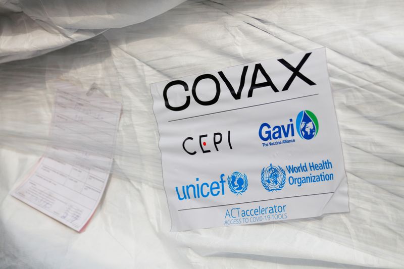 Imagen de archivo de un paquete de vacunas de AstraZeneca/Oxford parte del primer cargamento de inyecciones contra el COVID-19 entregado a Ghana bajo el programa COVAX, en el Aeropuerto Internacional de Acra, Ghana. 24 de febrero, 2021. REUTERS/Francis Kokoroko/Archivo