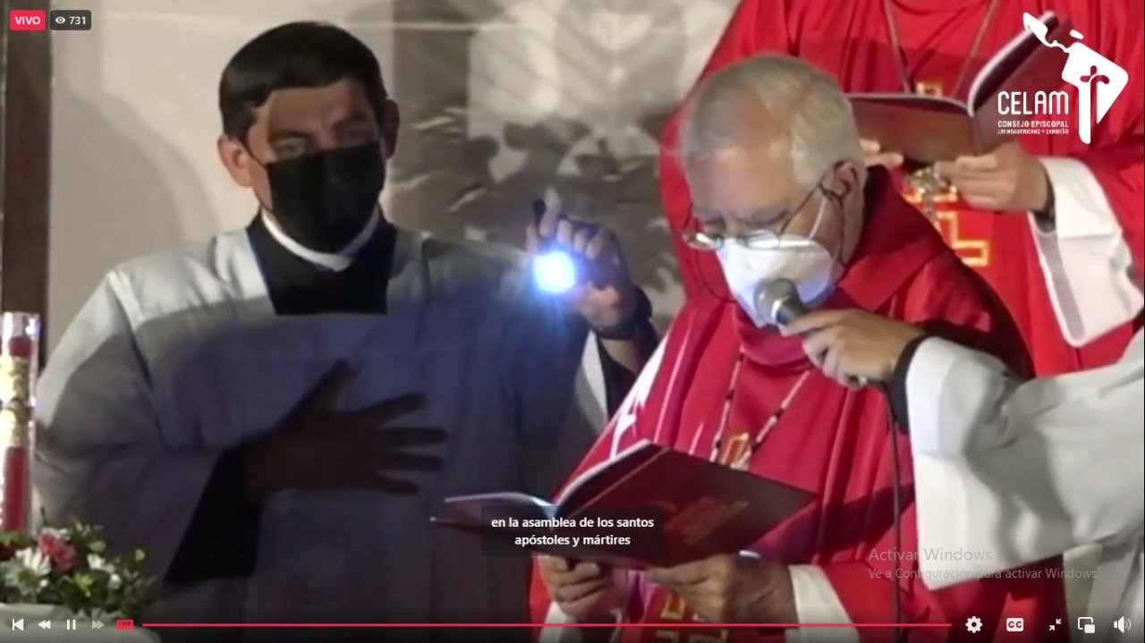 Monseñor Jorge Lozano leyendo las intenciones durante la misa de beatificación de Rutilio Grande en El Salvador