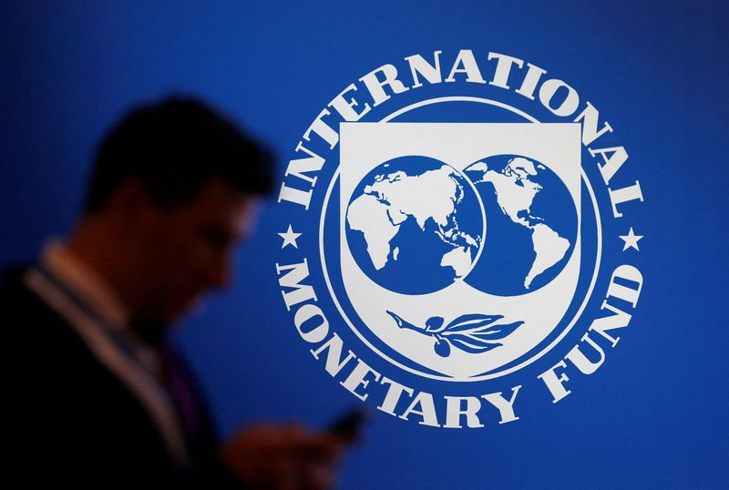 FOTO DE ARCHIVO. Una persona pasa frente a un logo del FMI en la Reunión Anual 2018 del Fondo Monetario Internacional y el Banco Mundial en Nusa Dua, Bali, Indonesia. 12 de octubre de 2018. REUTERS/Johannes P. Christo