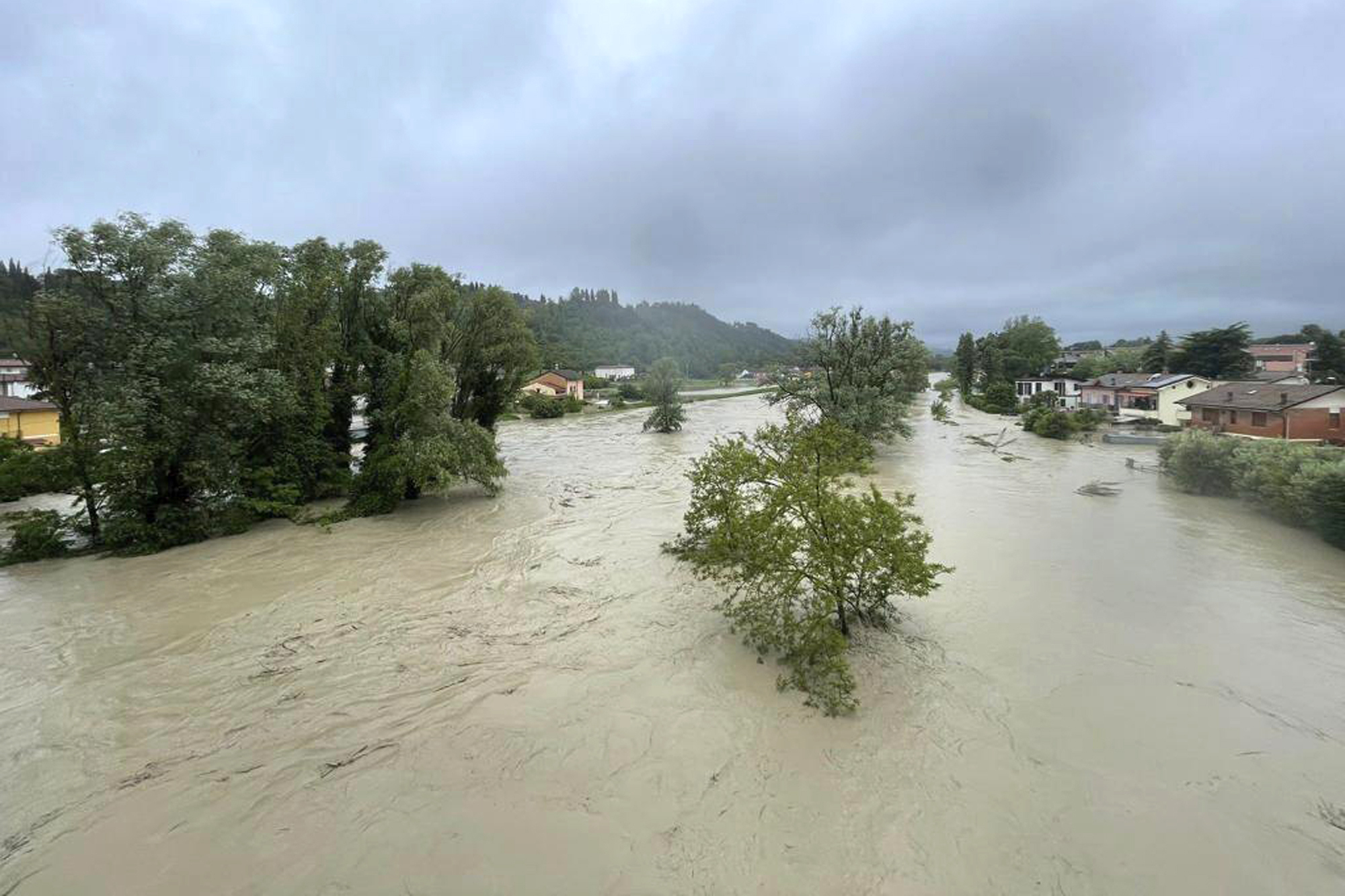 Una vista del Río Savio desbordado en Cesena. (LaPresse via AP)
