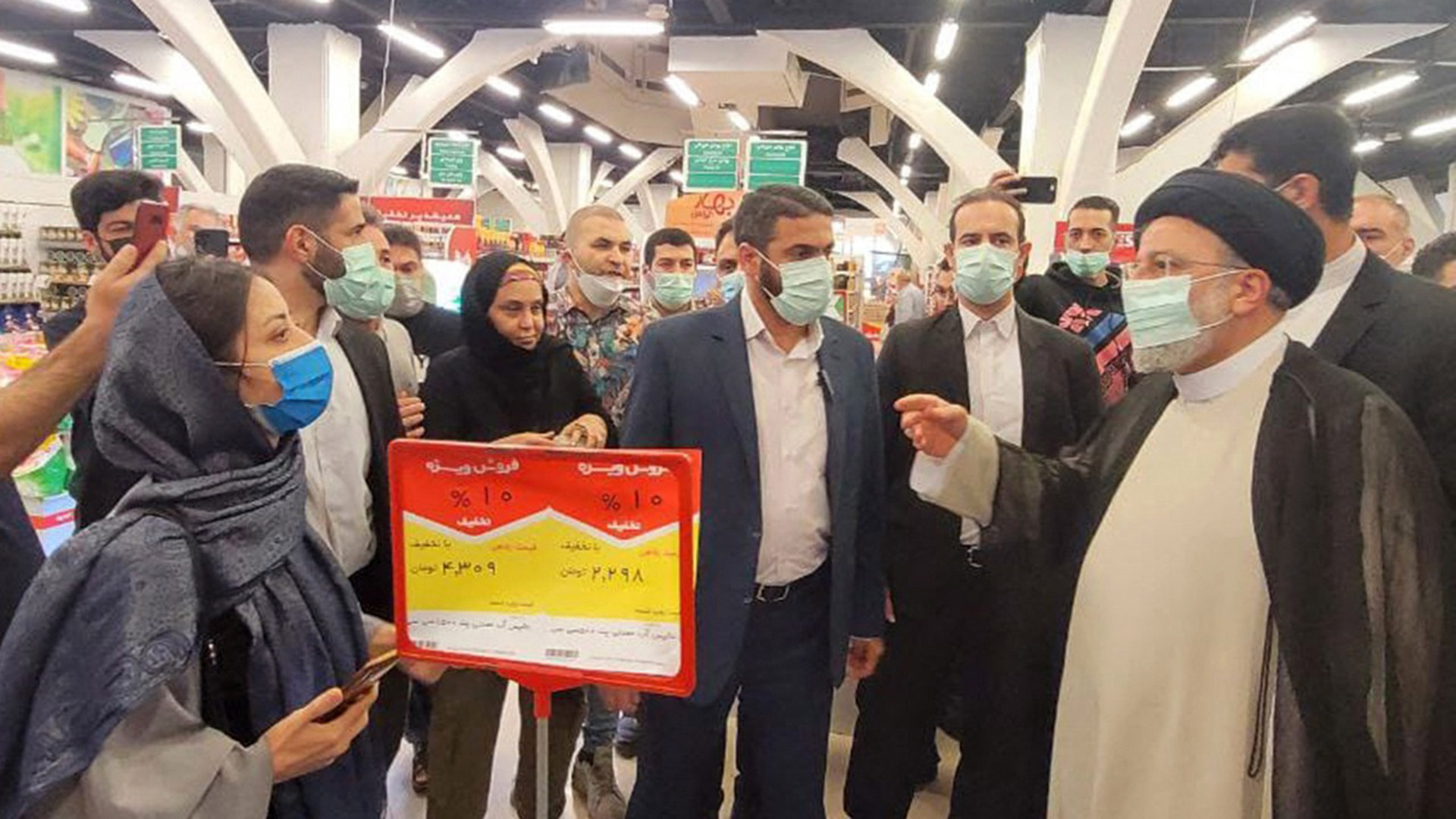Una imagen facilitada por la presidencia iraní muestra al presidente Ebrahim Raisi visitando un mercado en Teherán este 13 de mayo (AFP)