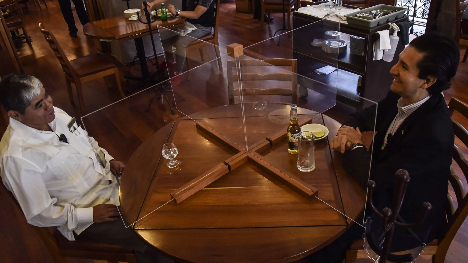 Un restaurante ubicado en la calle palma del centro histórico incrementó sus medidas de sanidad dejando a las disposición de los comensales el uso de micas protectoras mientras permanecen en el lugar (Foto: Cuartoscuro)
