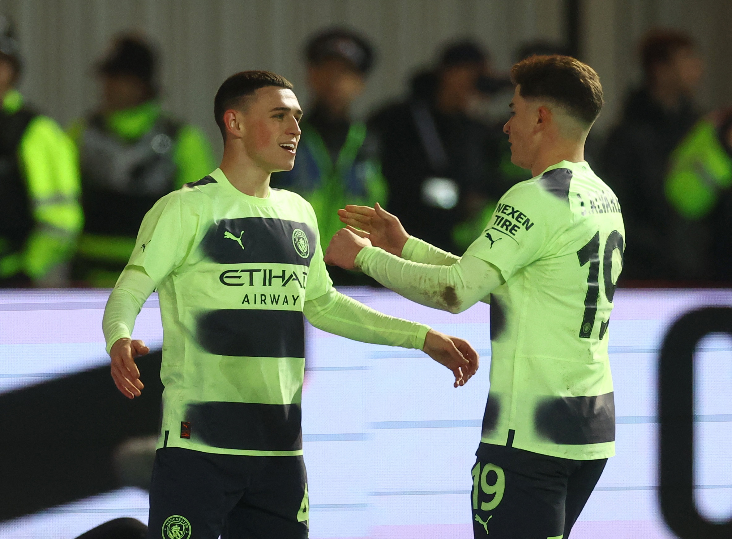 Phil Foden fue la gran figura de la victoria. Aquí se saluda con Julián Álvarez quien lo asistió en el segundo gol (REUTERS/Paul Childs)