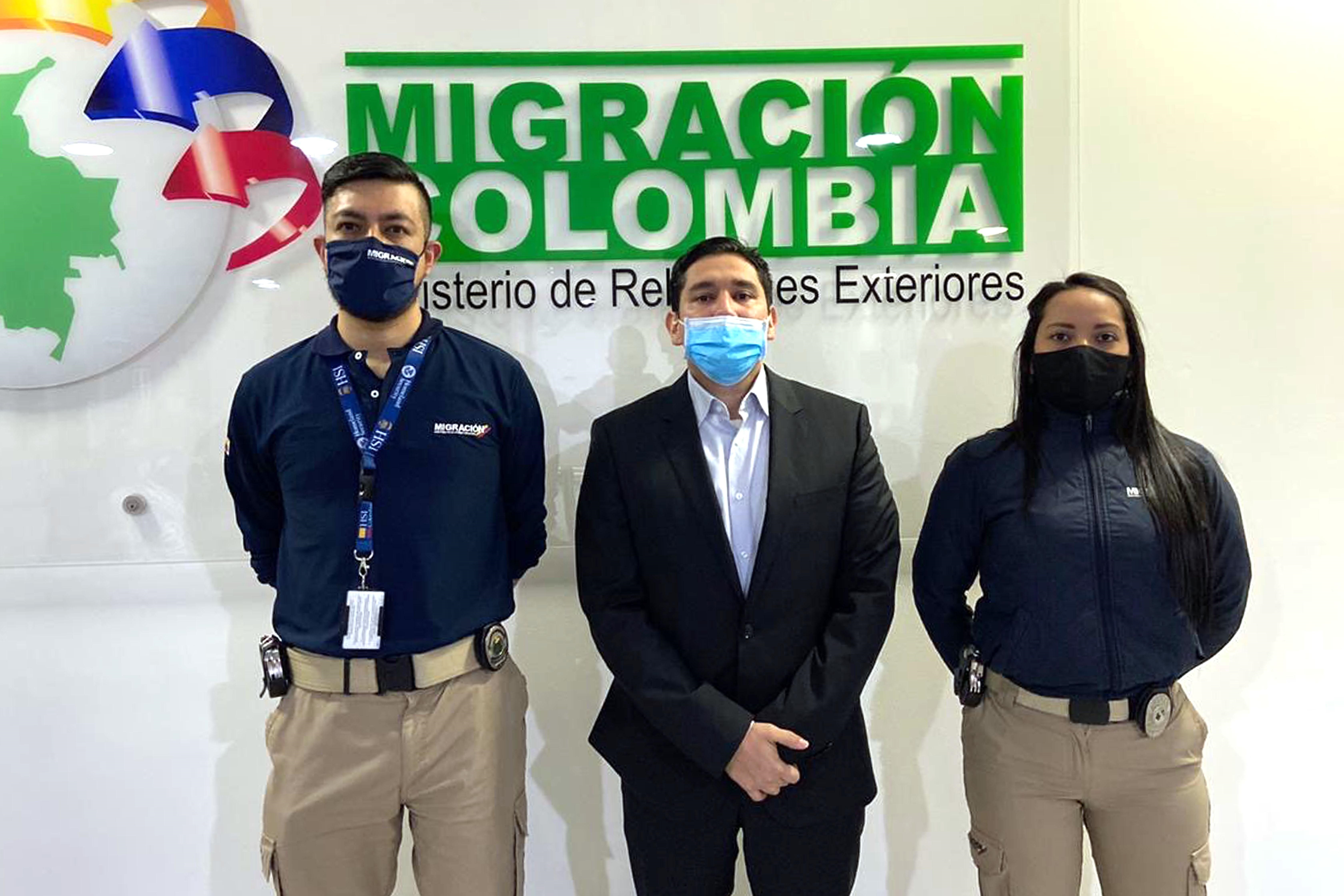 Fotografía cedida por Migración Colombia que muestra al exfiscal anticorrupción de Colombia Luis Gustavo Moreno (c) tras su deportación desde EE.UU. hoy, en el aeropuerto internacional El Dorado de Bogotá (Colombia). EFE/Migración Colombia
