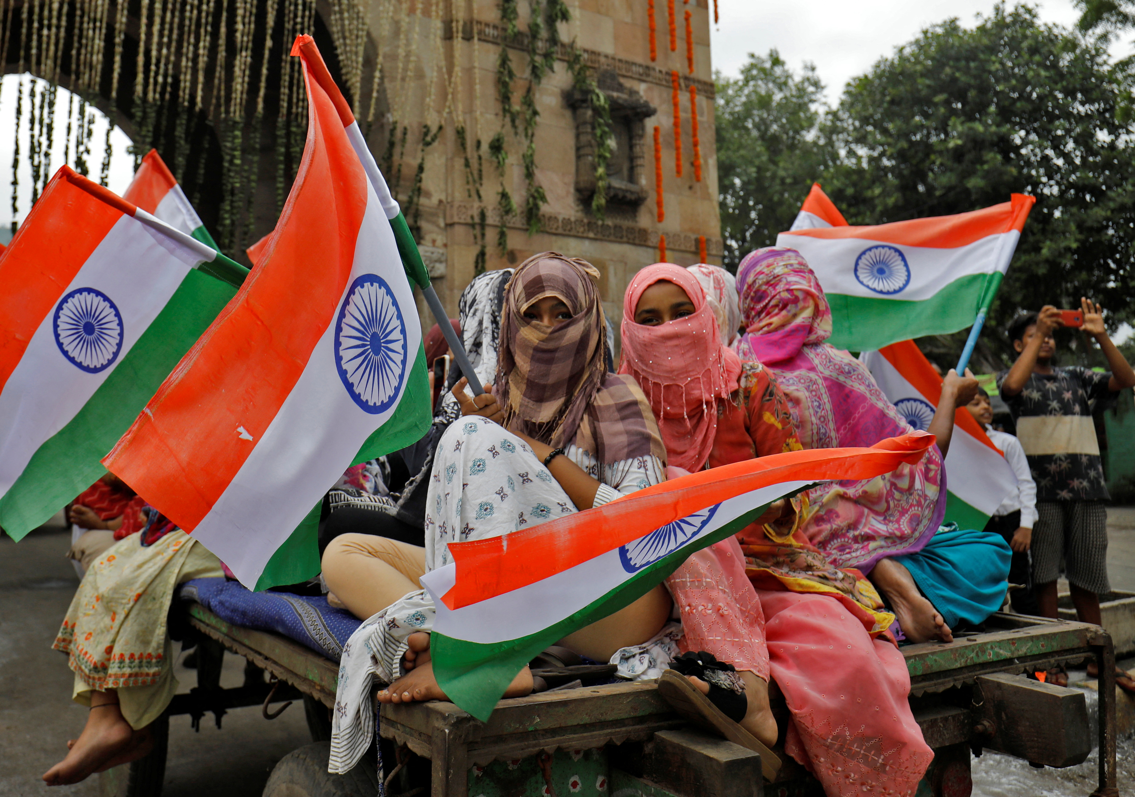 Mujeres con banderas nacionales en las calles de India. REUTERS/Amit Dave