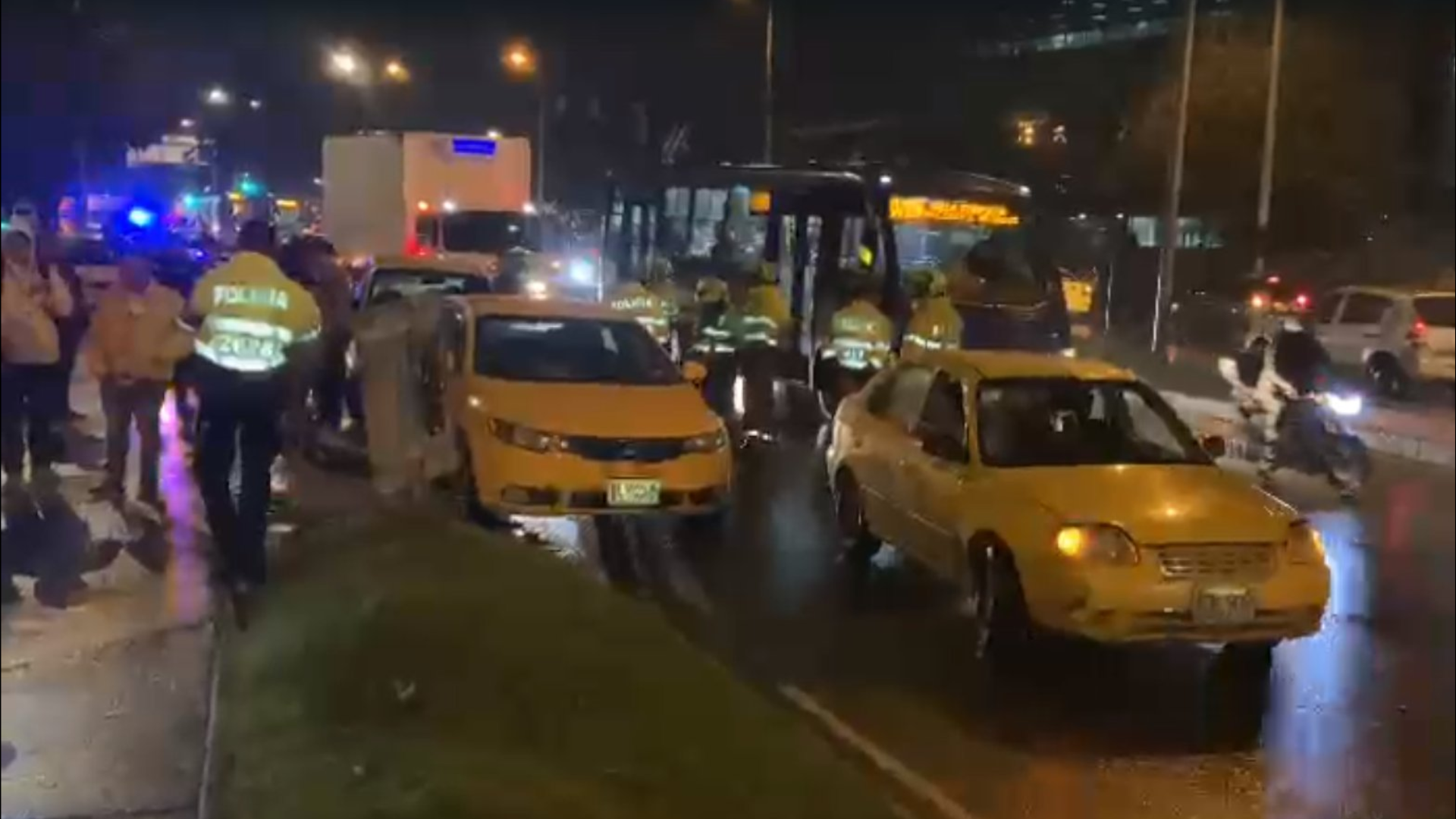 During the night of Thursday, January 19, the block of 26th street, in the vicinity of the El Dorado Airport, was reported for a protest by taxi drivers.  (Twitter account Bogotá Tránsito)