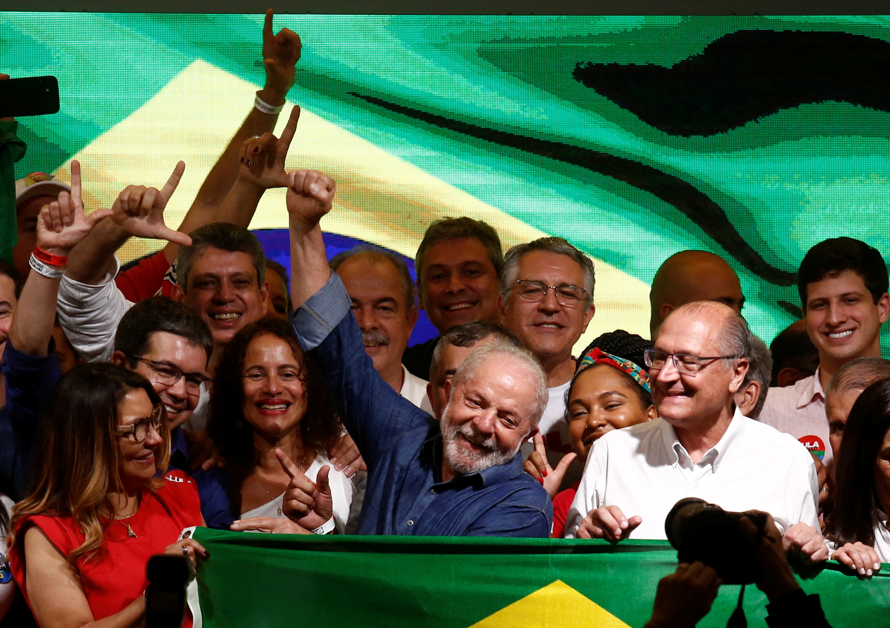 Lula festeja su triunfo ante Bolsonaro durante un acto partidario en San Pablo