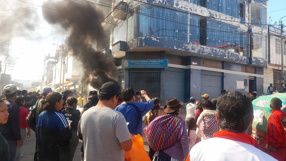 Familiares de escolar asesinado incendian sede del Ministerio Público de Ayacucho tras liberación de implicados en el crimen