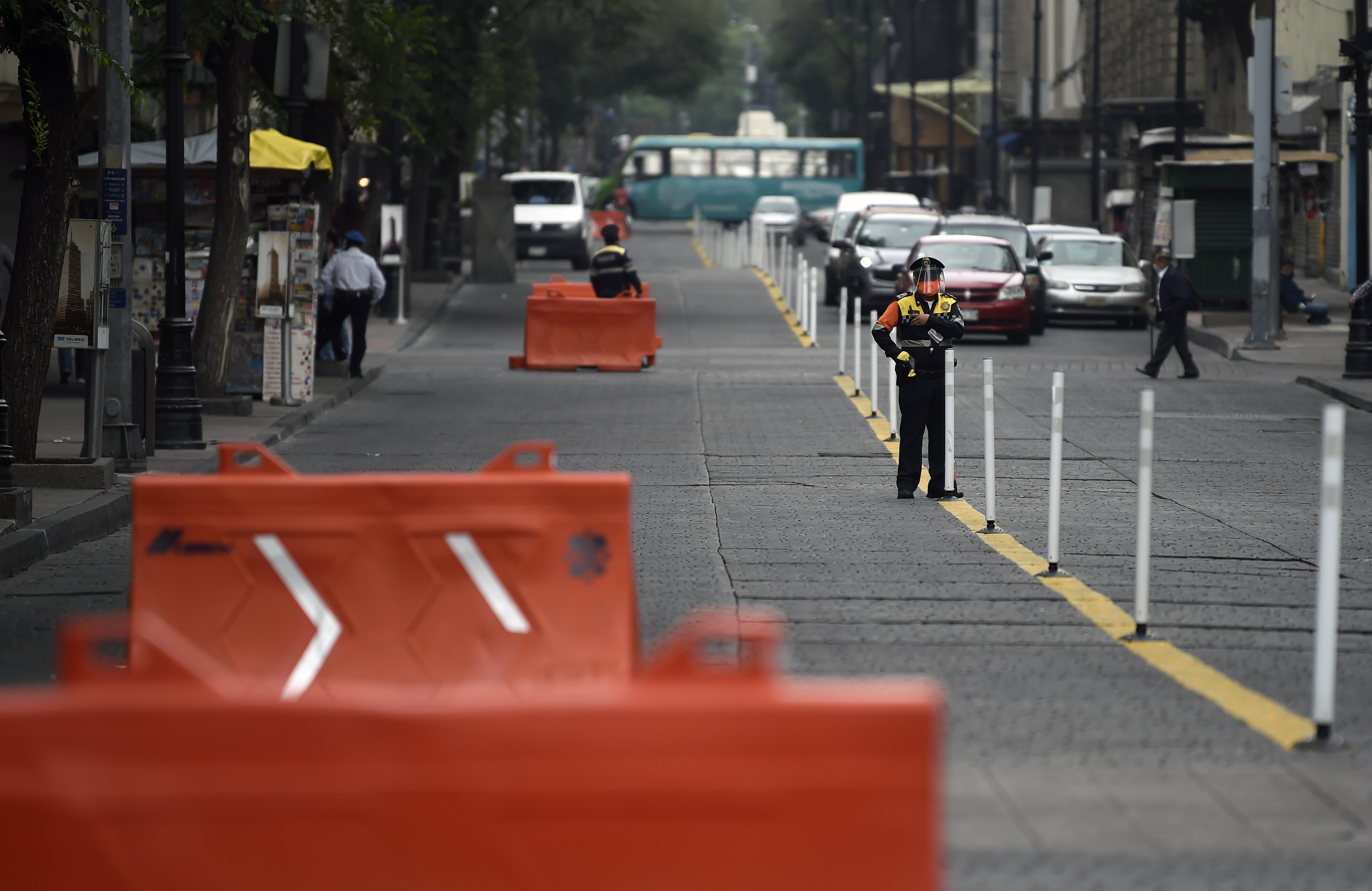 Vista del tráfico en una calle del centro histórico de la Ciudad de México habilitada para ciclistas y peatones, como parte de las medidas de reapertura adoptadas por el gobierno el 29 de junio de 2020 durante la pandemia COVID-19. (Foto: ALFREDO ESTRELLA / AFP)