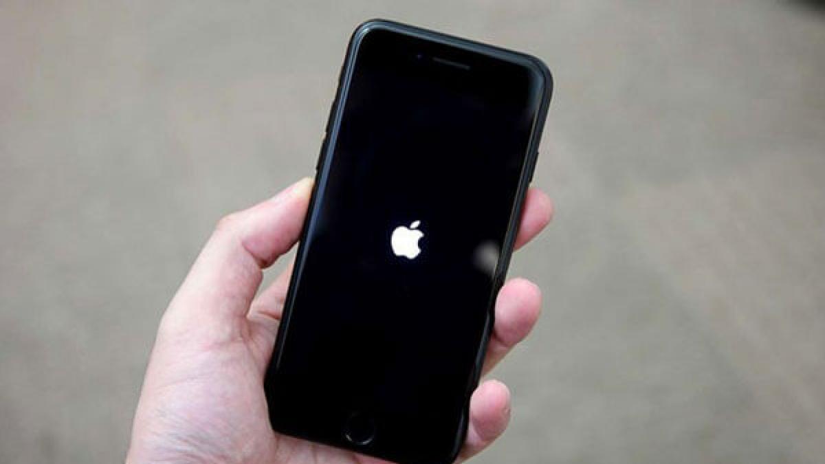 iPhone se queda atascado en la manzana de Apple. (foto: La Vanguardia)