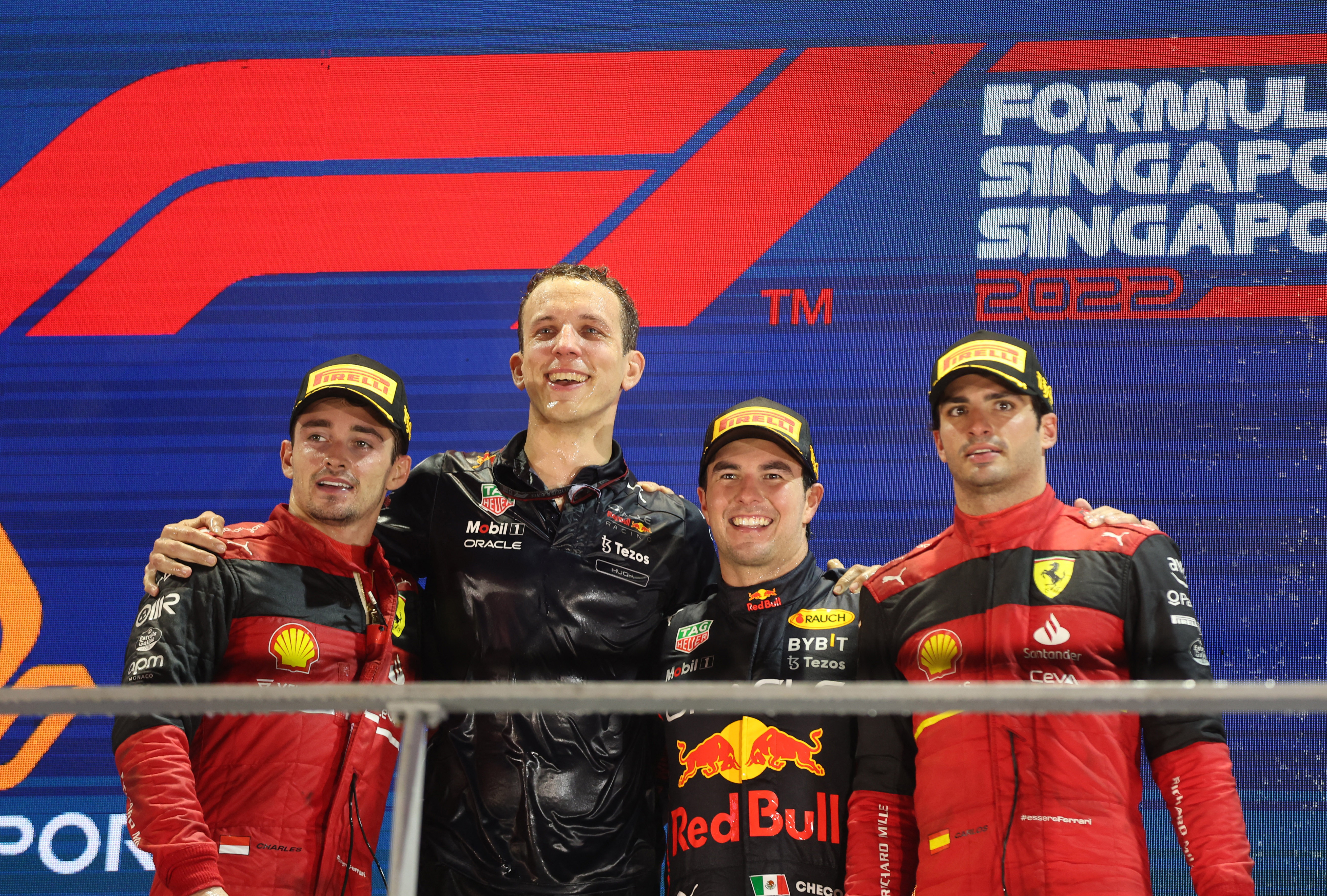 El podio de Singapur con Charles Leclerc, Sergio Pérez y Carlos Sainz Jr. (REUTERS/Edgar Su)