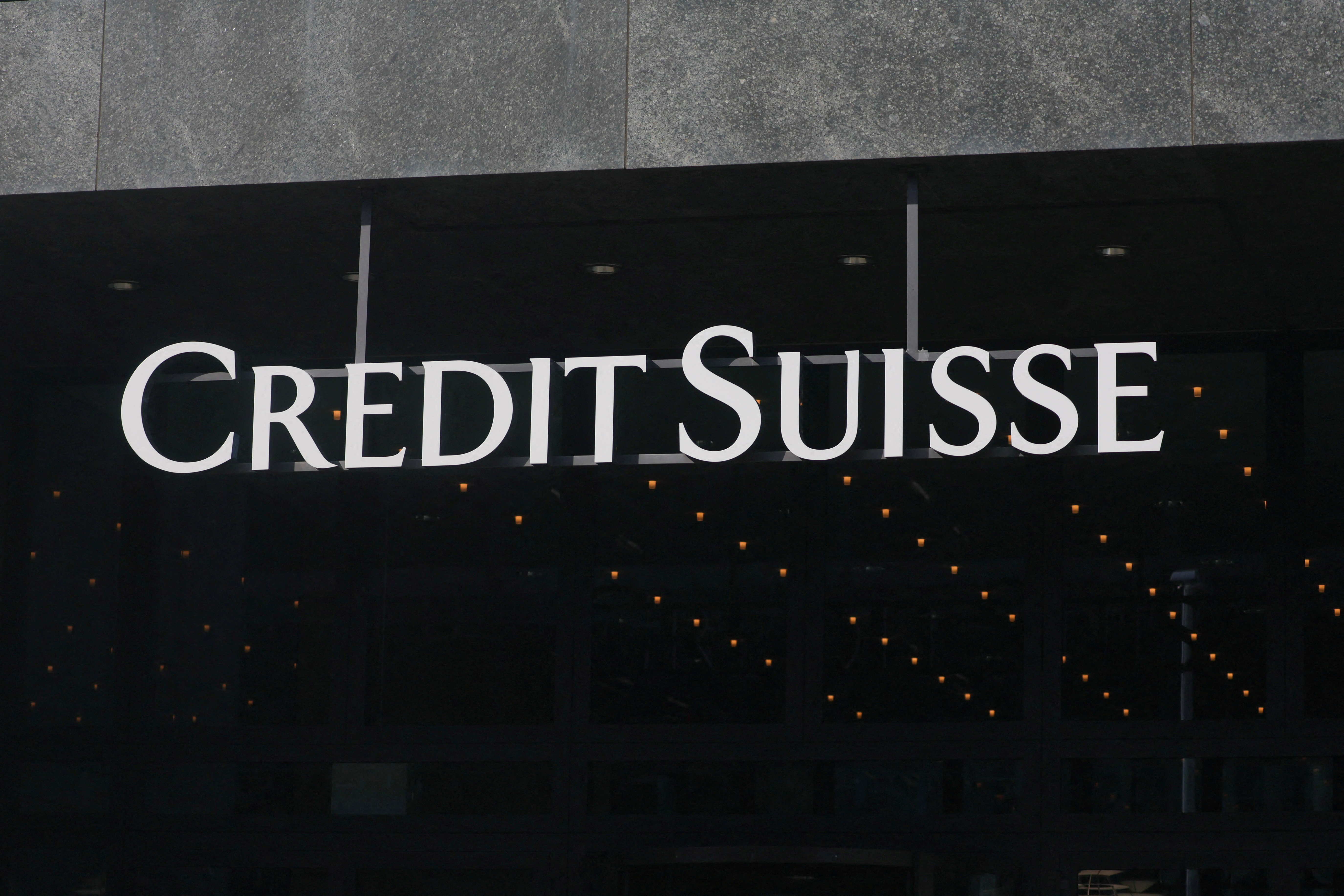 Credit Suisse arrastraba su propia crisis desde hace tiempo, pero el nuevo celo de los inversores a la hora de analizar bancos hizo que fuera uno de los más golpeados (Reuters)