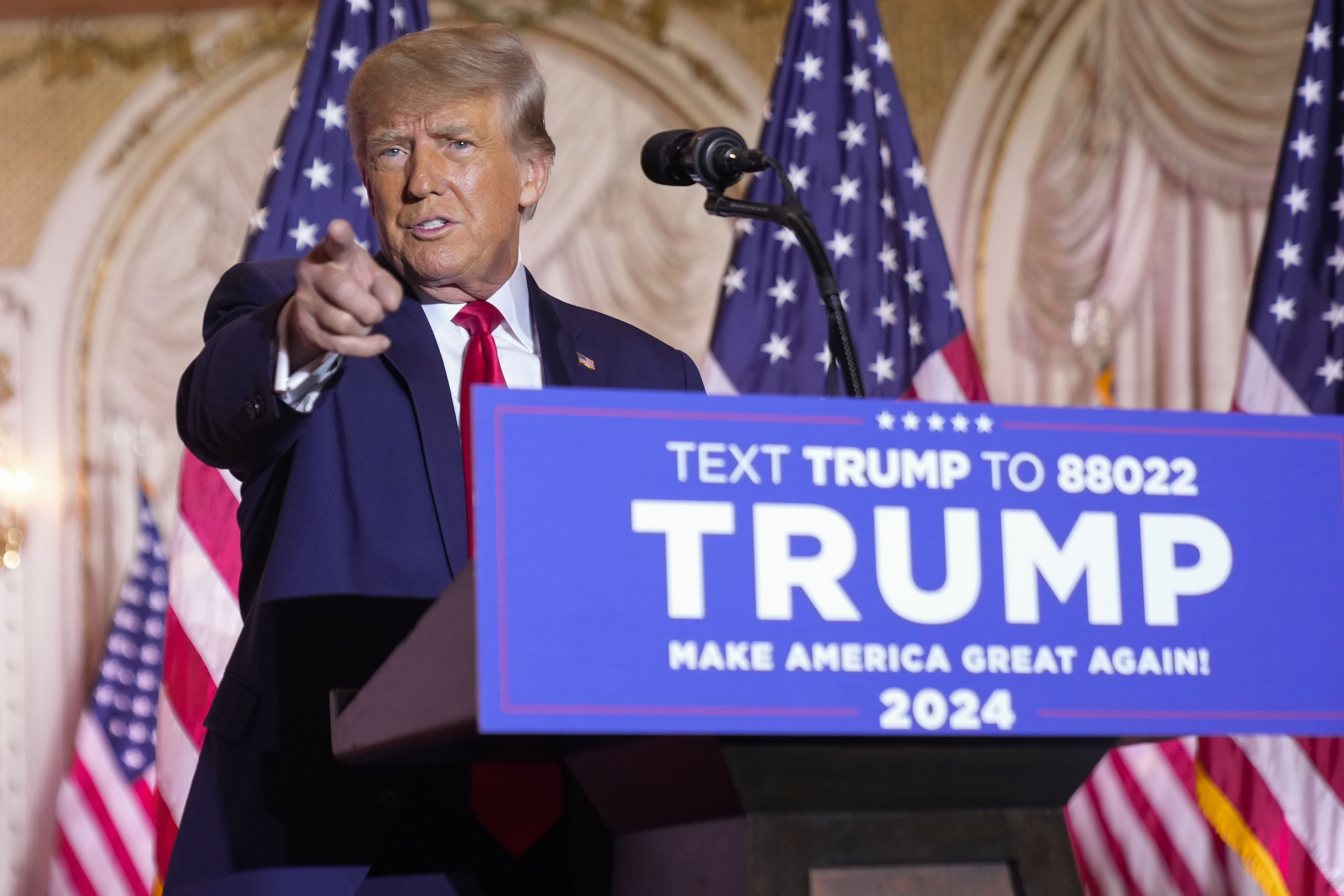El expresidente Donald Trump gesticula al anunciar que se postulará para presidente por tercera vez (AP)
