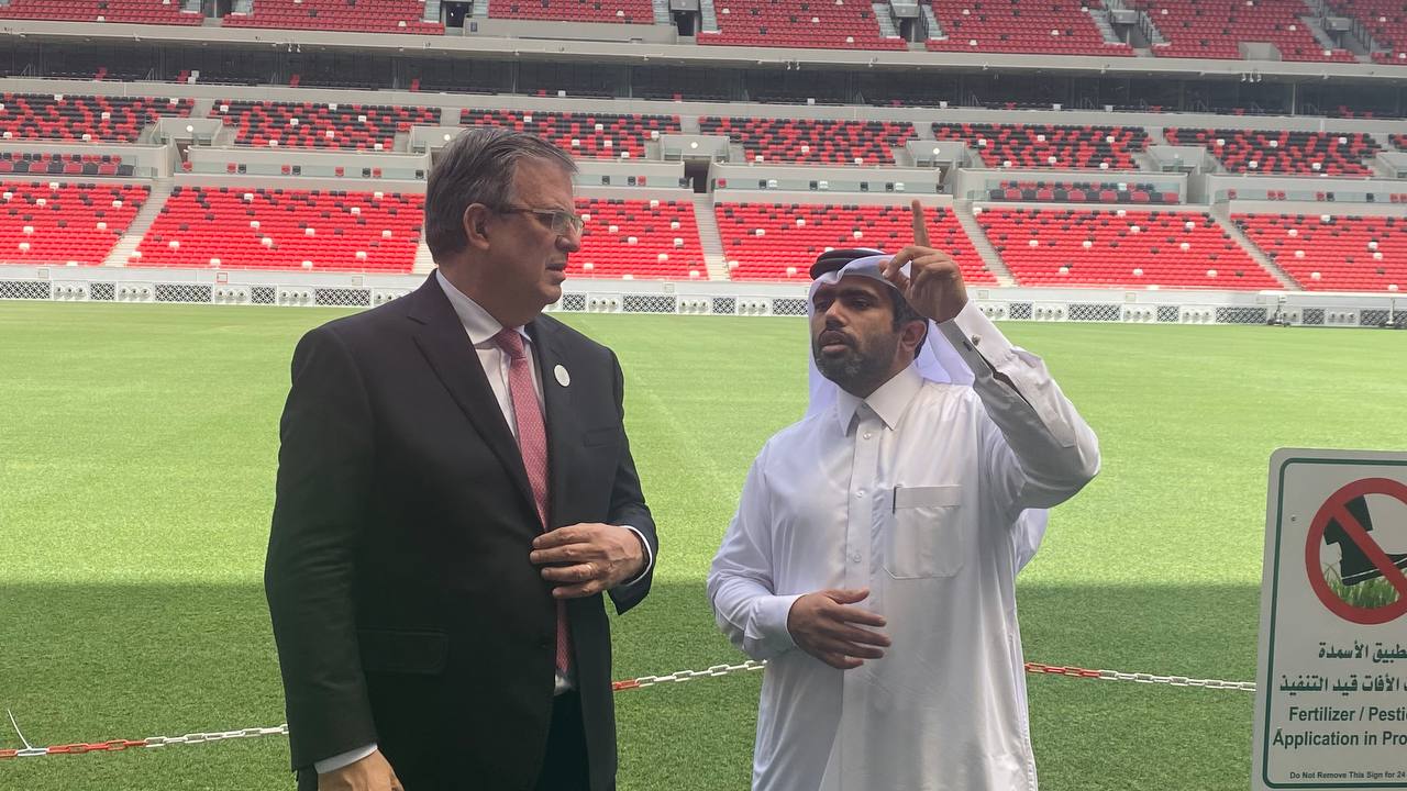 Marcelo Ebrard durante la visita a uno de los estadios mundialistas en Qatar (Foto: SRE)