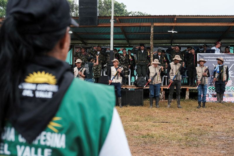 Néstor Gregorio Vera Fernández, alias "Iván Mordisco", jefe del Estado Mayor Central de la disidencia de las FARC, asiste a reunión con comunidades campesinas en Yari. Foto Mario Quintero/REUTERS