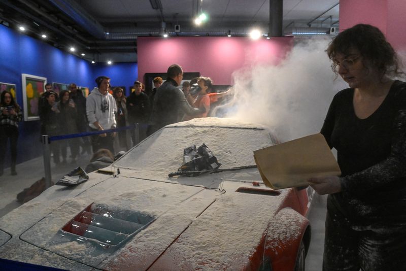 Activistas climáticos de "Ultima Generazione" (Última Generación) arrojan harina a una obra de Andy Warhol, en Milán, Italia (REUTERS/Flavio Lo Scalzo)