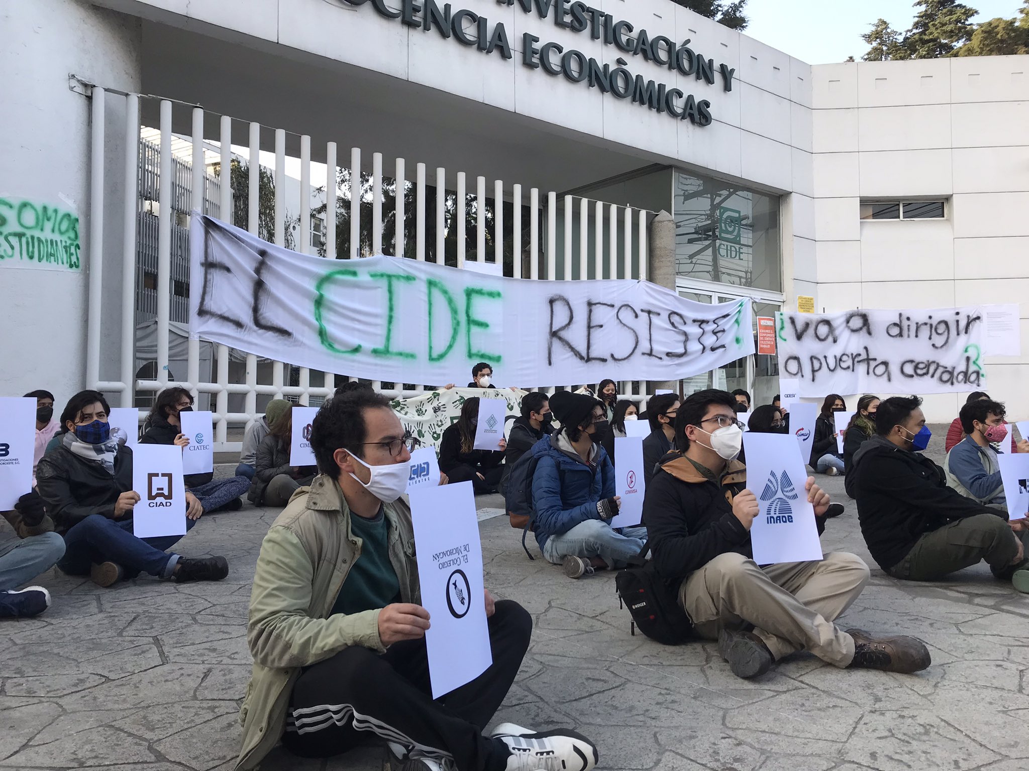 Estudiantes del CIDE protestan ante la imposición de un nuevo director, quien es afín a López Obrador (Foto: Twitter/plumaverdeORG)