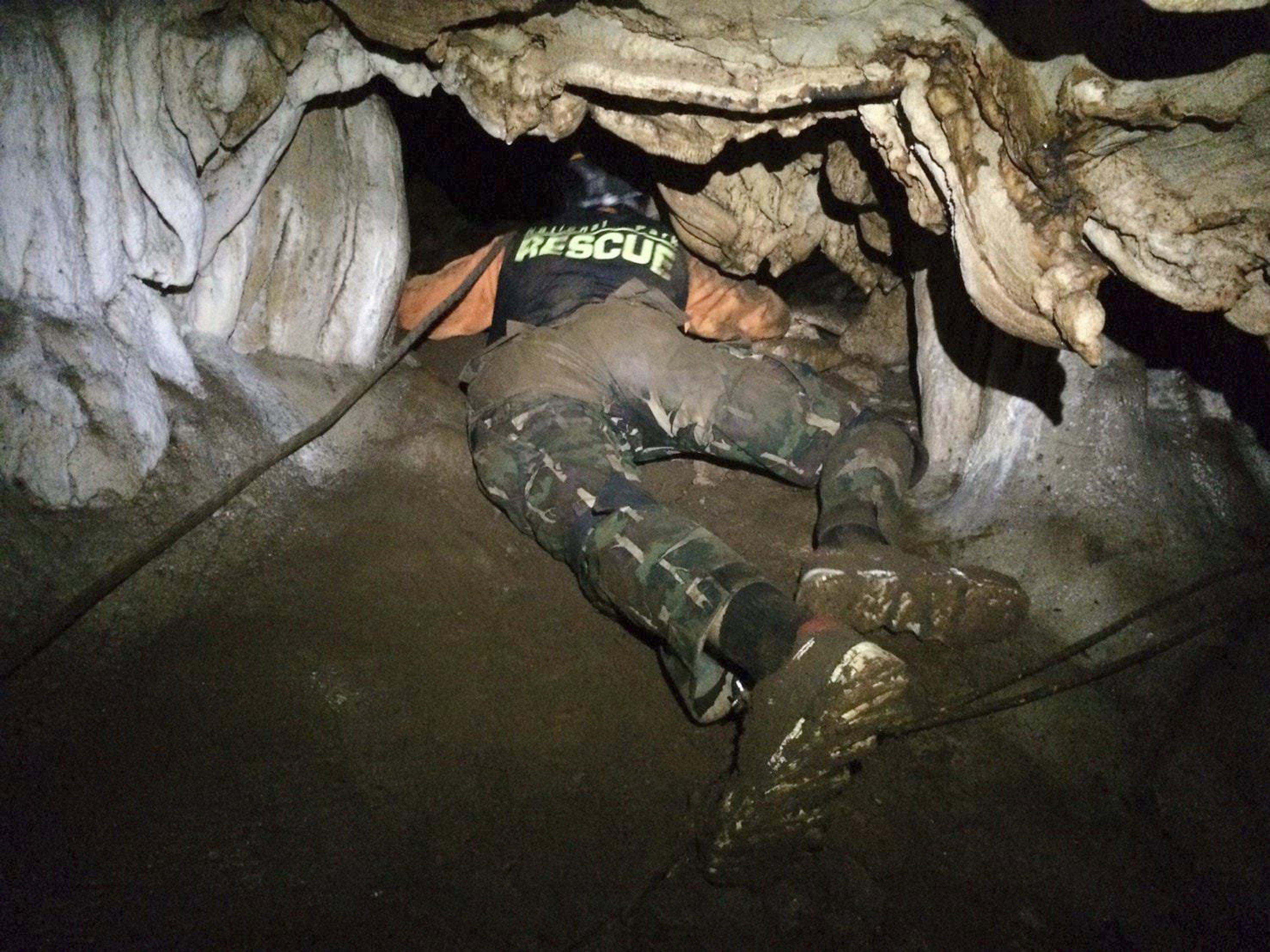Las labores de rescate fueron muy complicadas por túneles estrechos y sitios inundados de agua (Thailand Department of National Parks and Wildlife vía AP)
