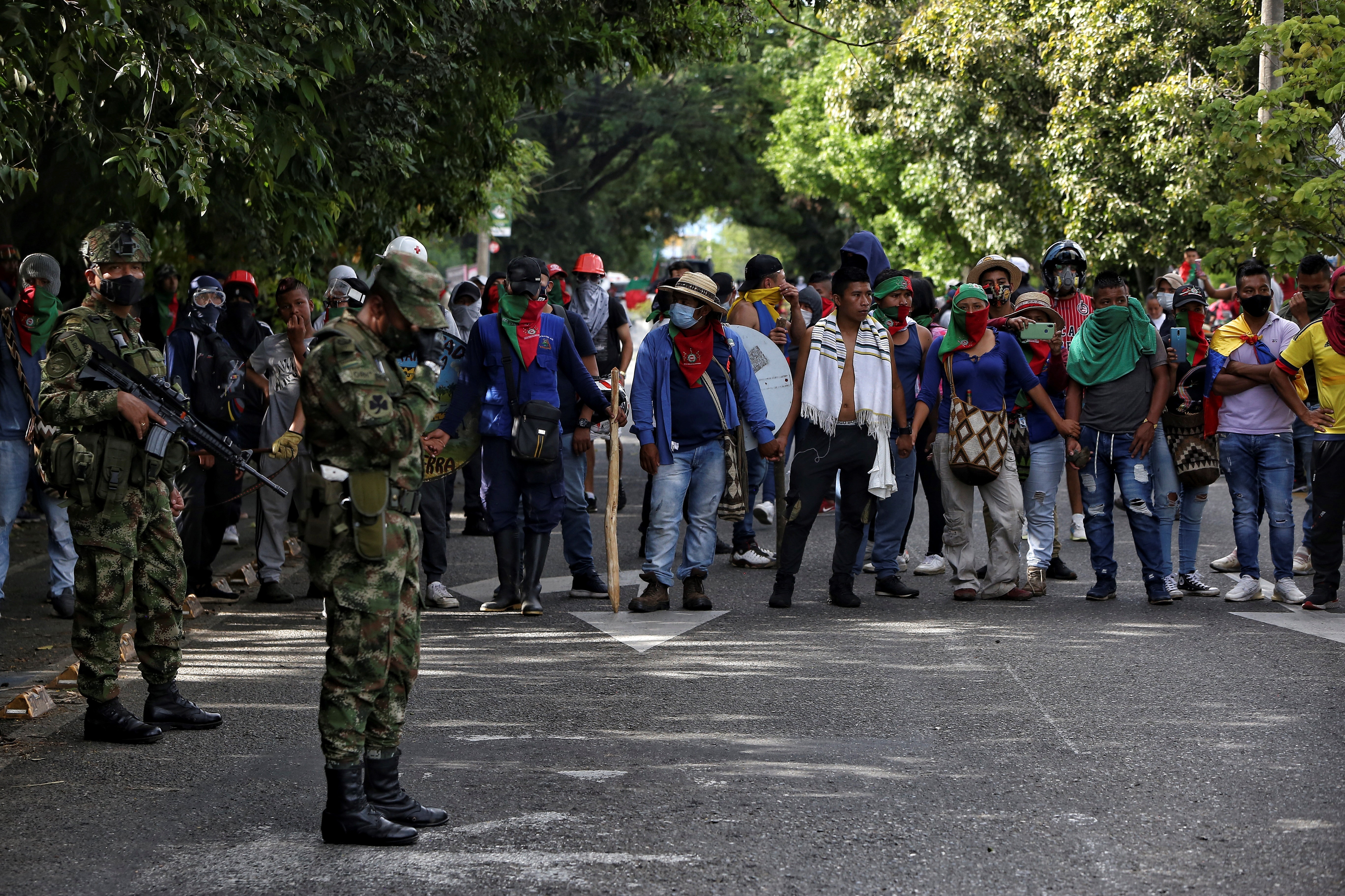 Soldados prestan seguridad en medio de una manifestación de indígenas en Cali (Colombia). EFE/ Pablo Rodríguez
