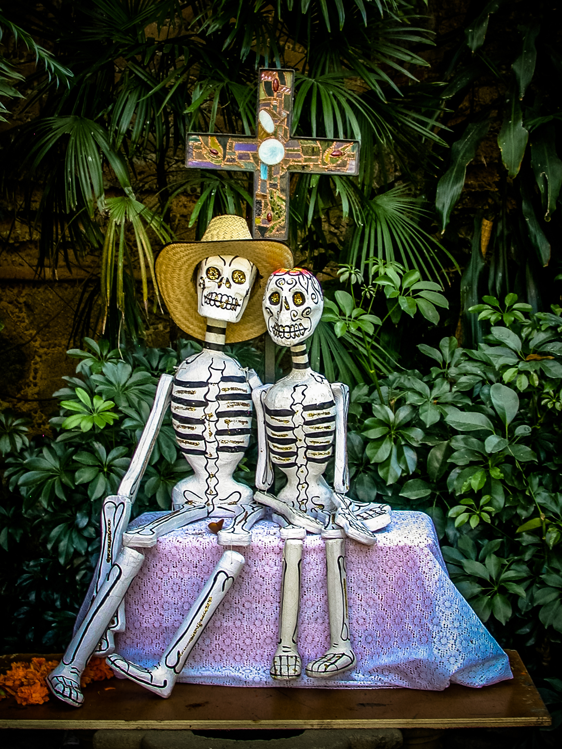 Para la celebración, los cementerios y las tumbas son ornados de diferentes formas (IStock)