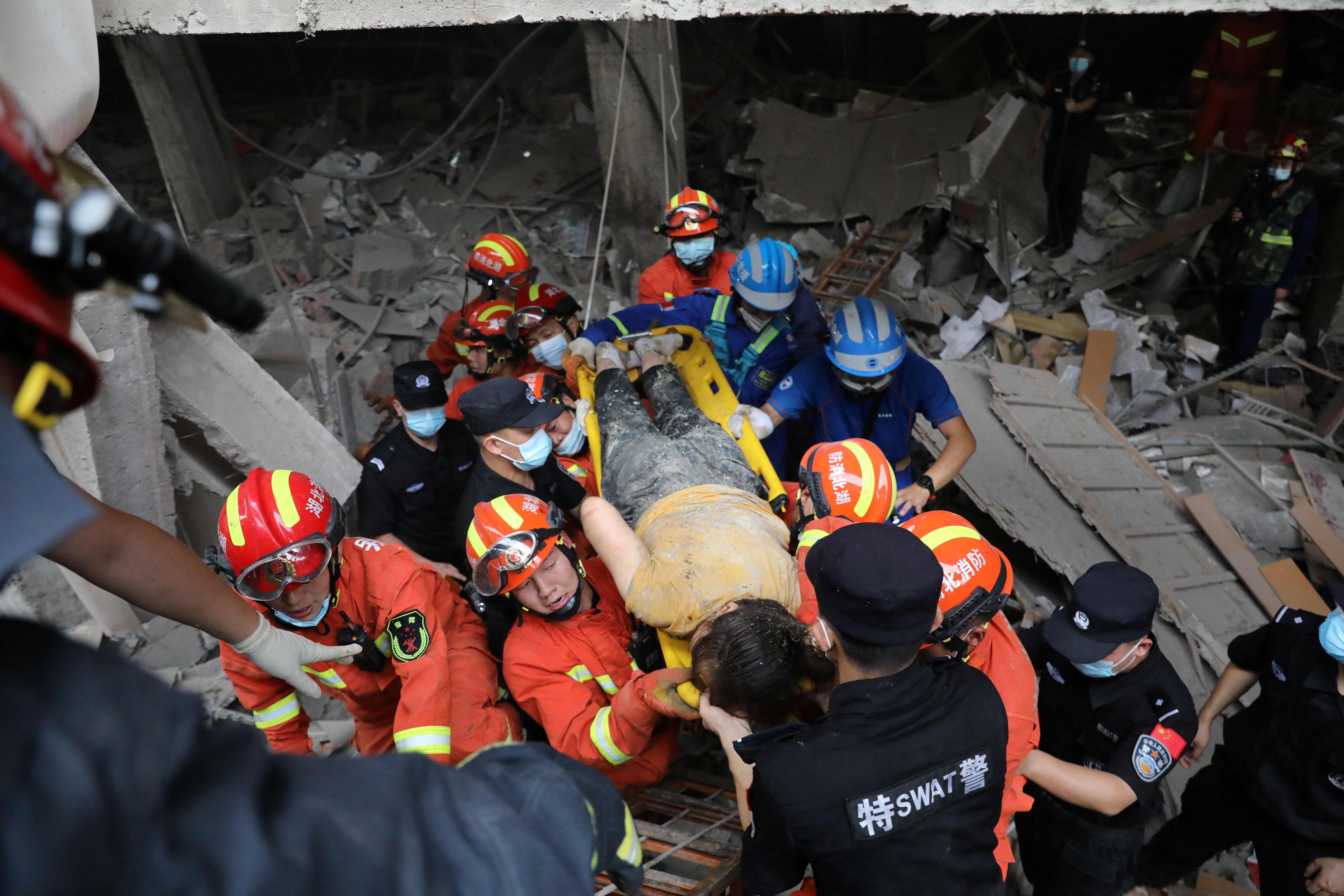 FOTO DE ARCHIVO: Los trabajadores de rescate llevan a una mujer herida en una camilla mientras buscan víctimas tras la explosión de un gasoducto en Shiyan, provincia de Hubei, China 13 de junio de 2021. Imagen tomada el 13 de junio de 2021. China Daily vía REUTERS