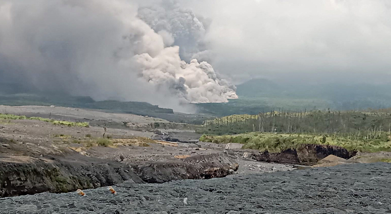 La ceniza volcánica se ve desde Pronojiwo después de la erupción del volcán Monte Semeru, en Lumajang, provincia de Java Oriental, Indonesia, el 4 de diciembre de 2022. Antara Foto/Eri/ vía REUTERS 