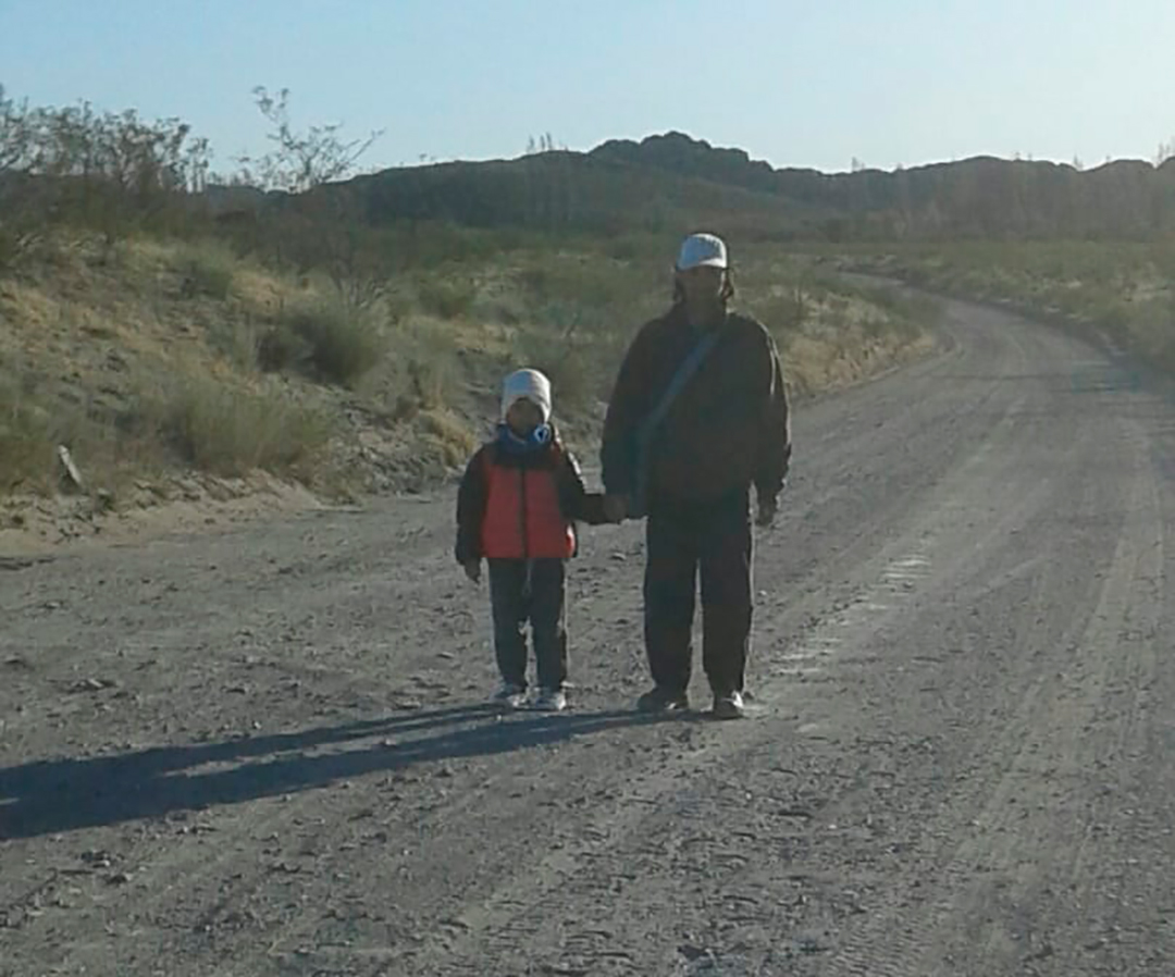 Damir recorre todos los días 5 kilómetros para ir a la escuela de la mano de su padre