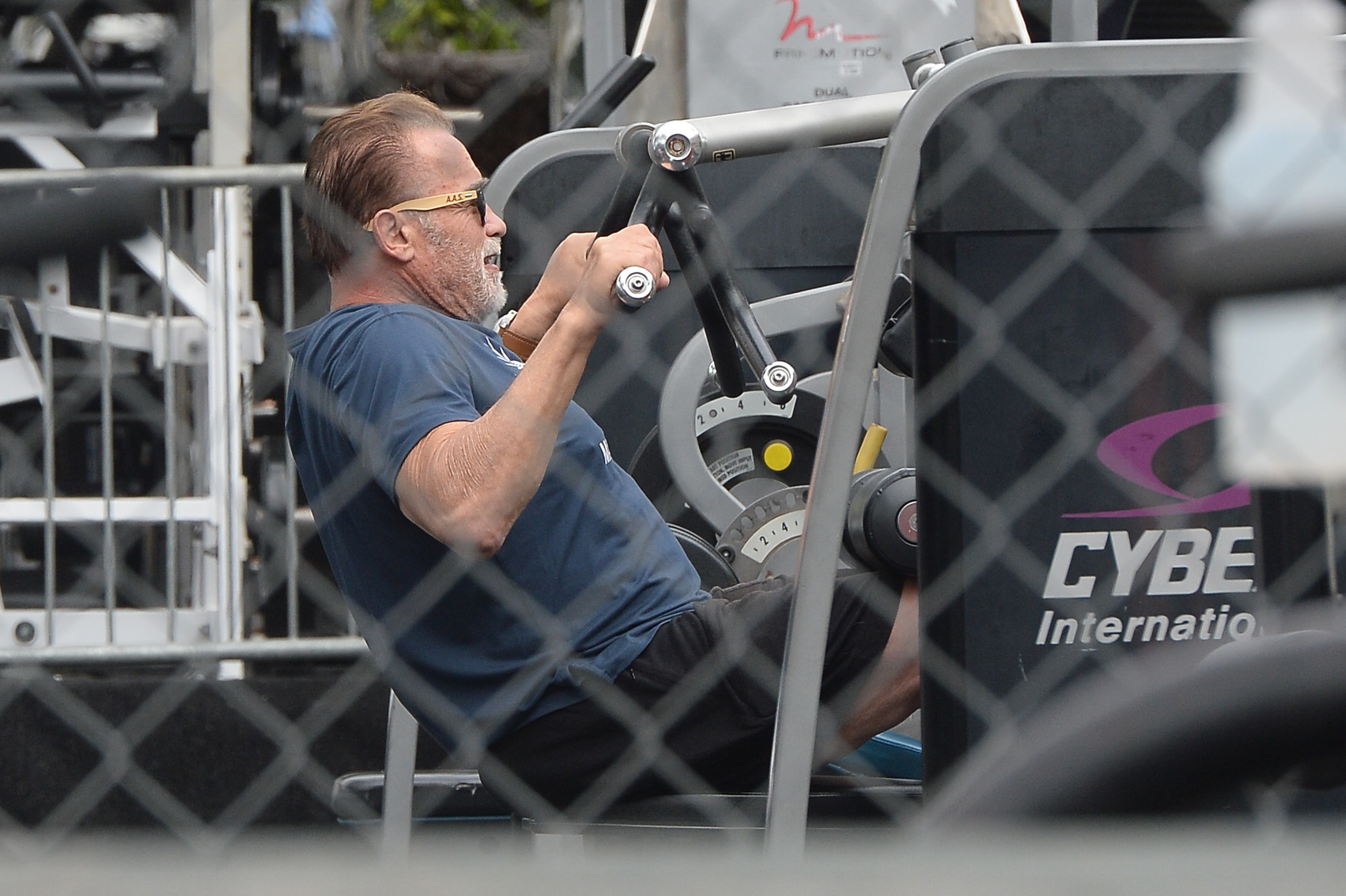 Arnold Schwarzenegger fue fotografiado en su gimnasio de Los Ángeles. El actor de 74 años continúa manteniendo su ardua rutina de ejercicios en el legendario salón privado que montó hace mucho tiempo y al que suelen visitar los fisicoculturistas (Fotos: The Grosby Group)