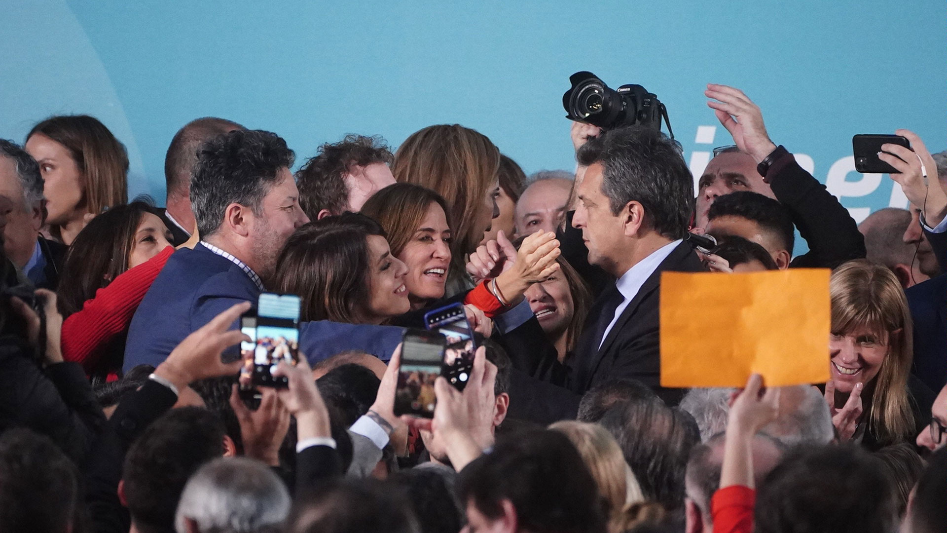 Sergio Massa saludando a los invitados 