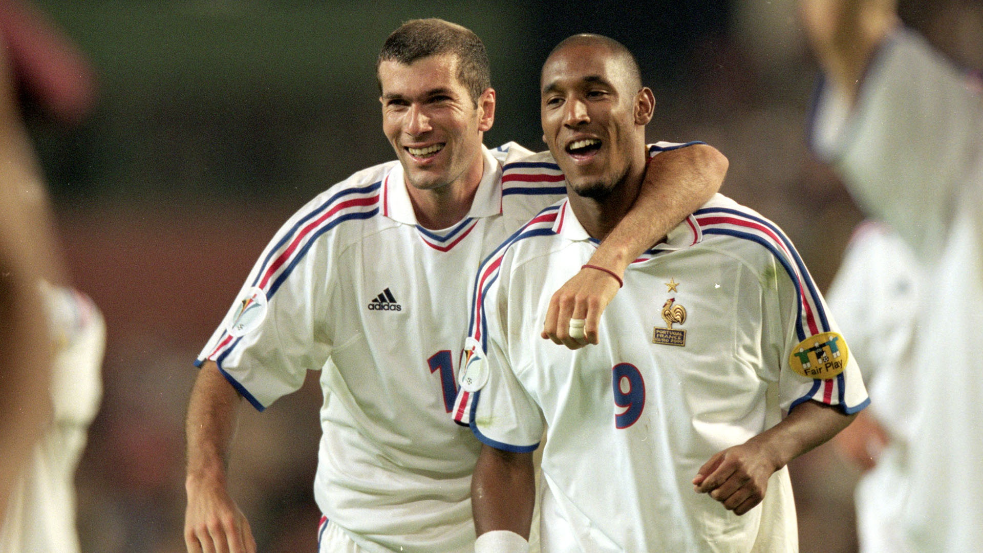 Zinedine Zidane junto a Nicolas Anelka luego de vencer a Portugal en las semifinales de la Eurocopa de 2000 (Credit: Graham Chadwick /Allsport)