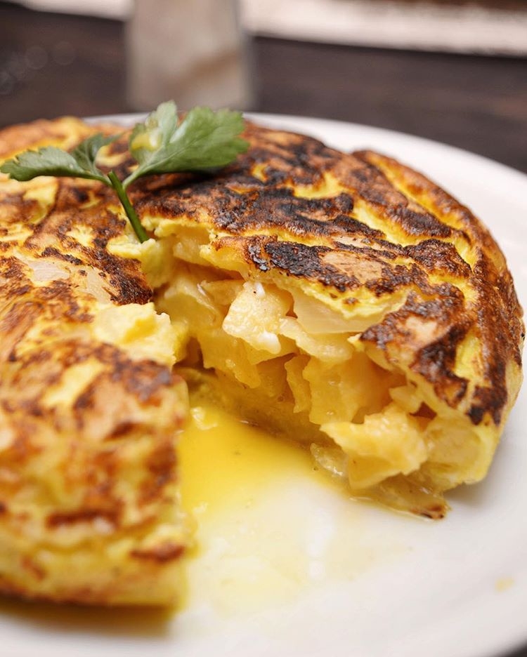 Evitar comidas con huevo como por ejemplo la tortilla, la mayonesa o también la crema