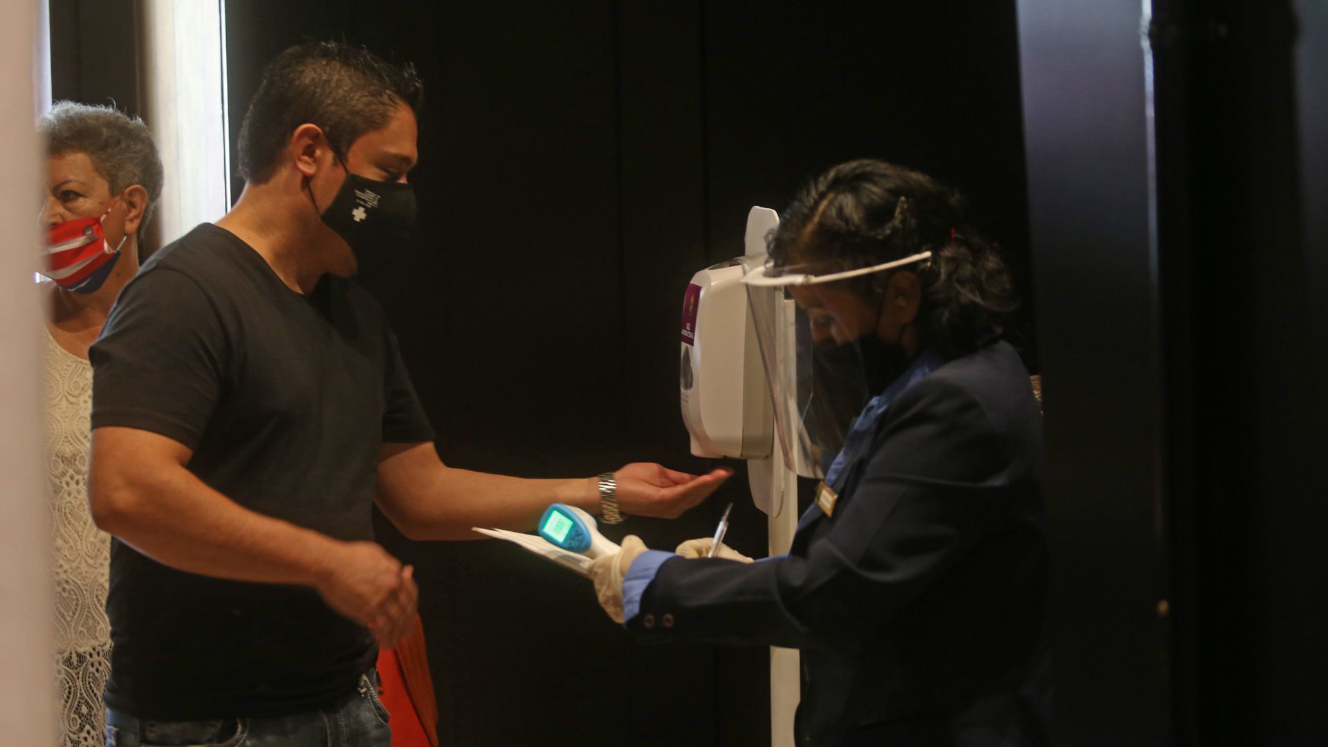 Un cliente de un conocido casino de la ciudad, le realizan el protocolo sanitario correspondiente, esto previo a entrar y hacer uso de las instalaciones y después de cinco meses de permanecer cerrados a causa de la pandemia sanitaria del COVID-19 (Foto: Cuartoscuro)