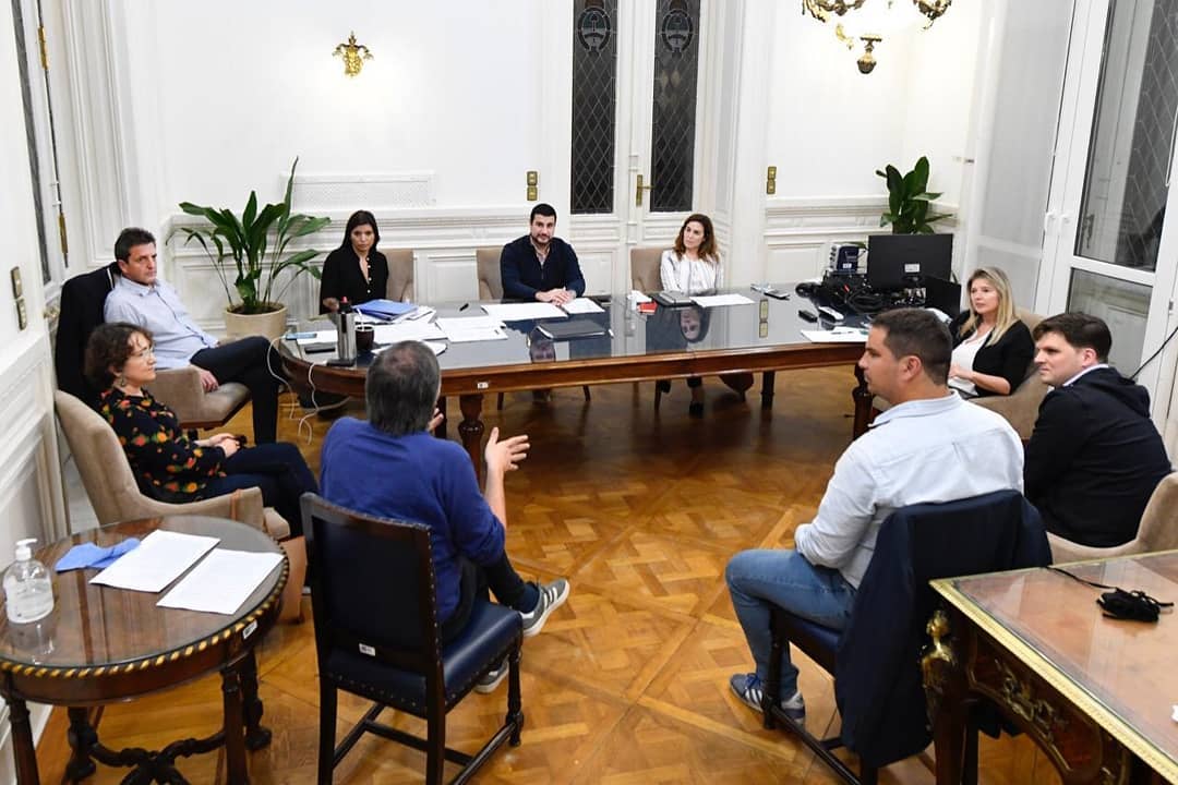 Marcos Cleri en el centro de la mesa con Sergio Massa y Máximo Kirchner el miércoles 22 en el Congreso