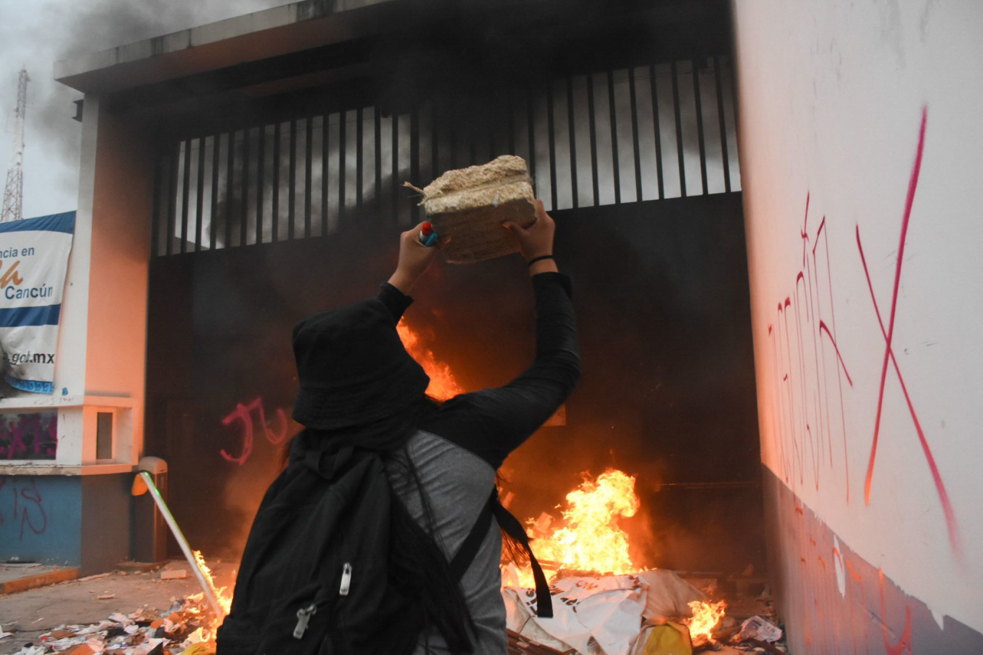 Durante la protesta se incendió la fachada del Palacio Municipal del Ayuntamiento de Benito Juárez.