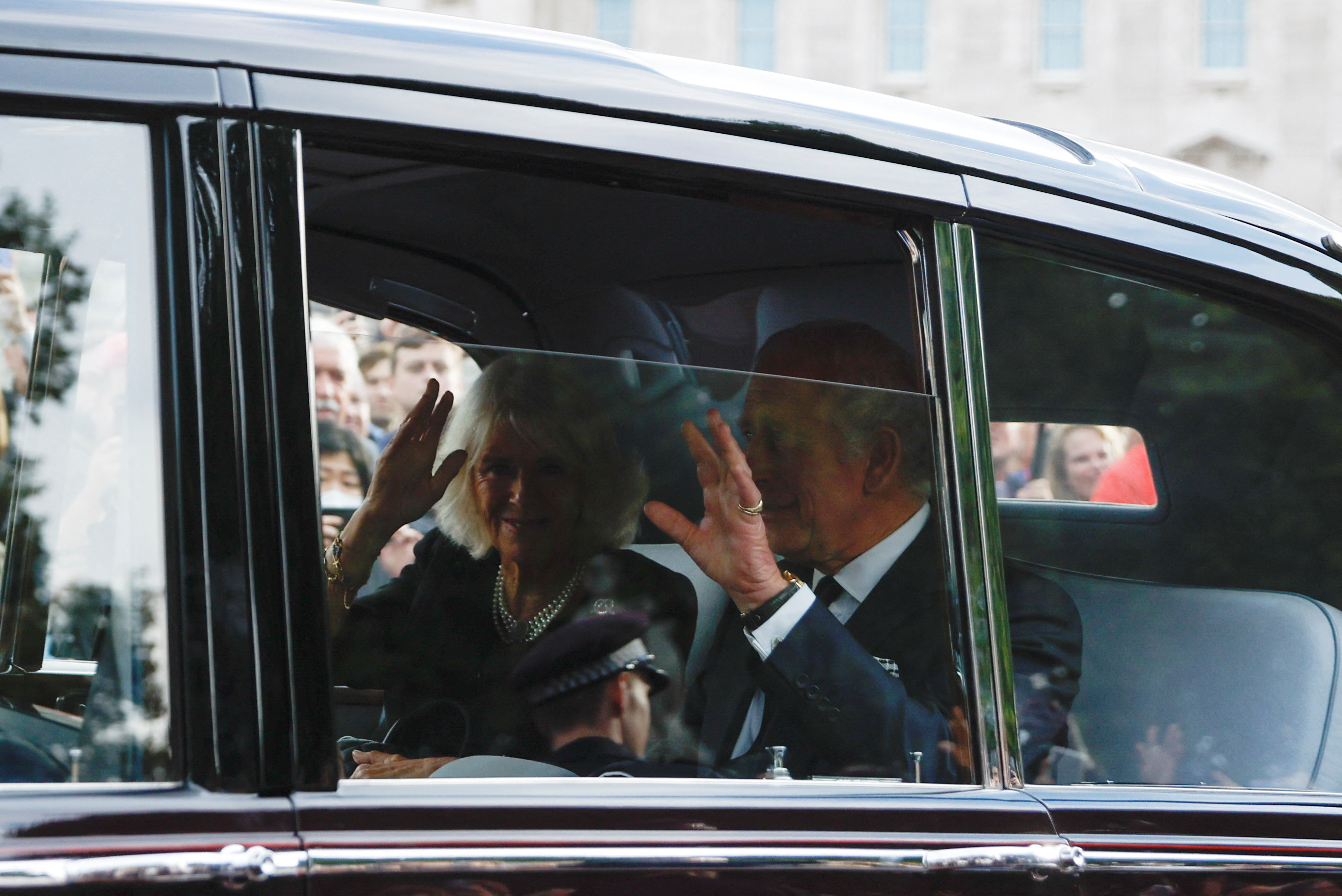 El rey Carlos y la reina consorte Camila de Gran Bretaña abandonan el Palacio de Buckingham (REUTERS/John Sibley)