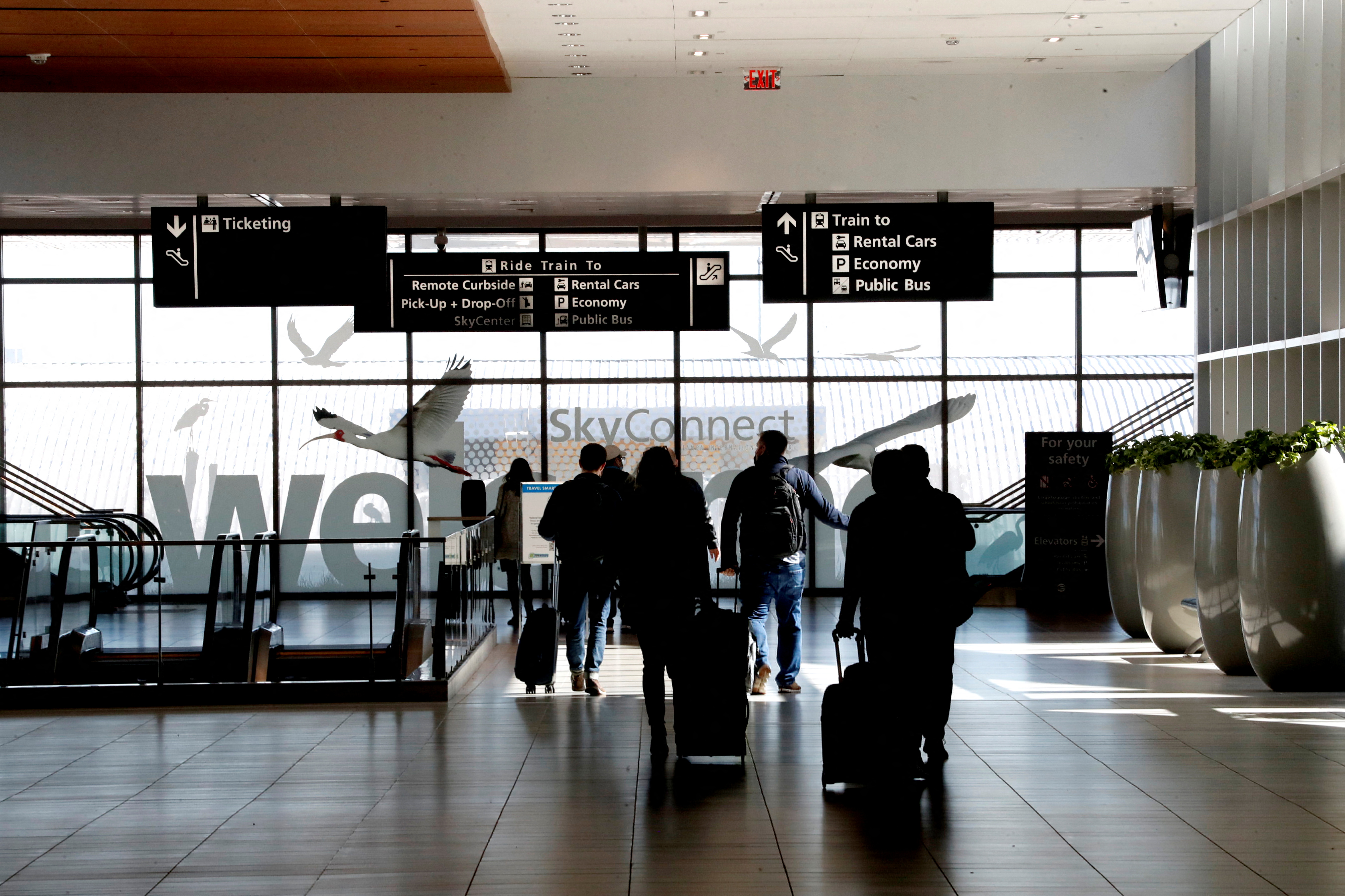 Pasajeros de una aerolínea caminan por el interior del Aeropuerto Internacional de Tampa, Florida, Estados Unidos, 19 de enero de 2022. REUTERS/Octavio Jones
