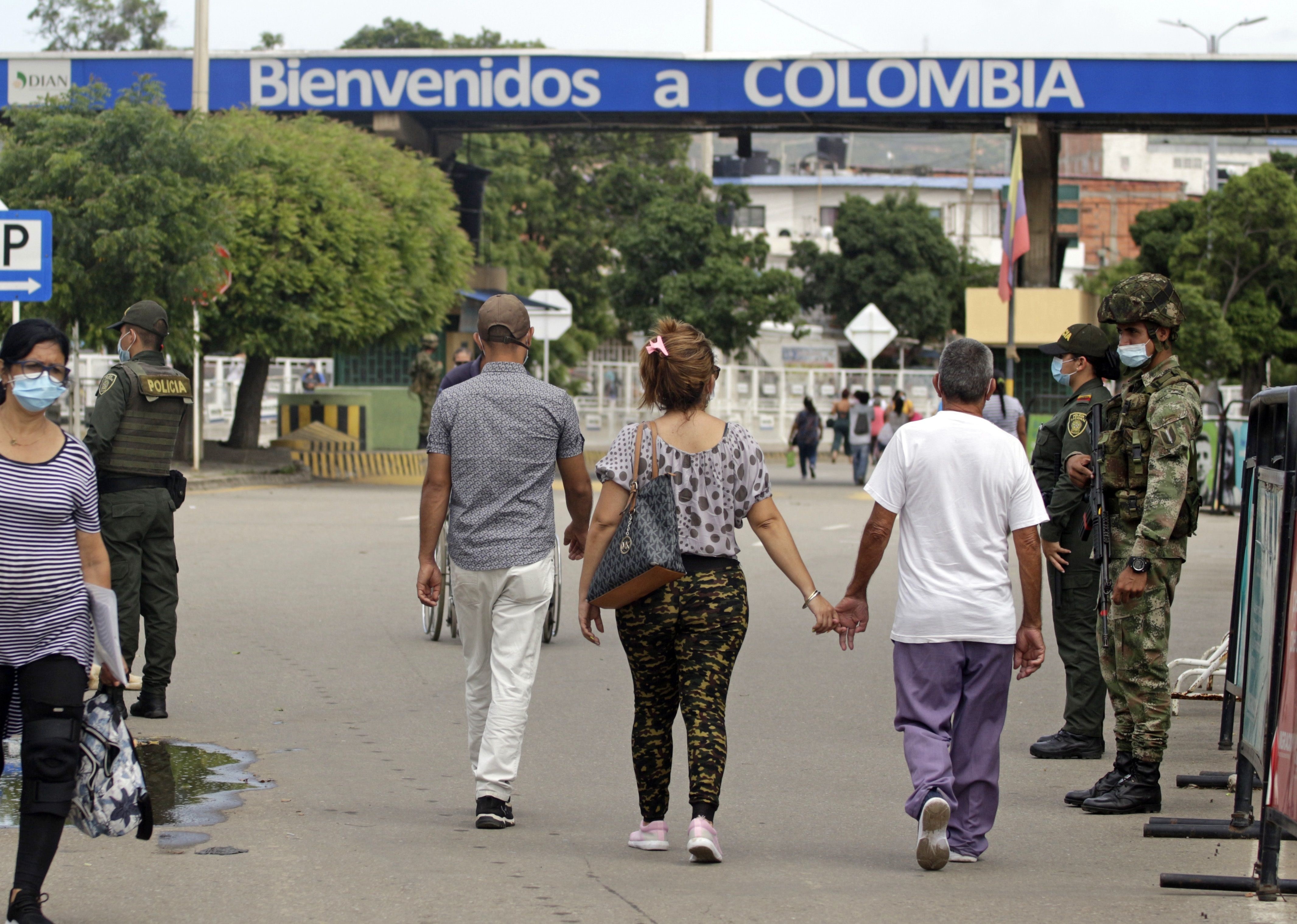 Varias personas fueron registradas este miércoles al caminar hacia el puente internacional Simón Bolívar, para cruzar hacia Venezuela, en Cúcuta (Colombia). EFE/Mario Caicedo
