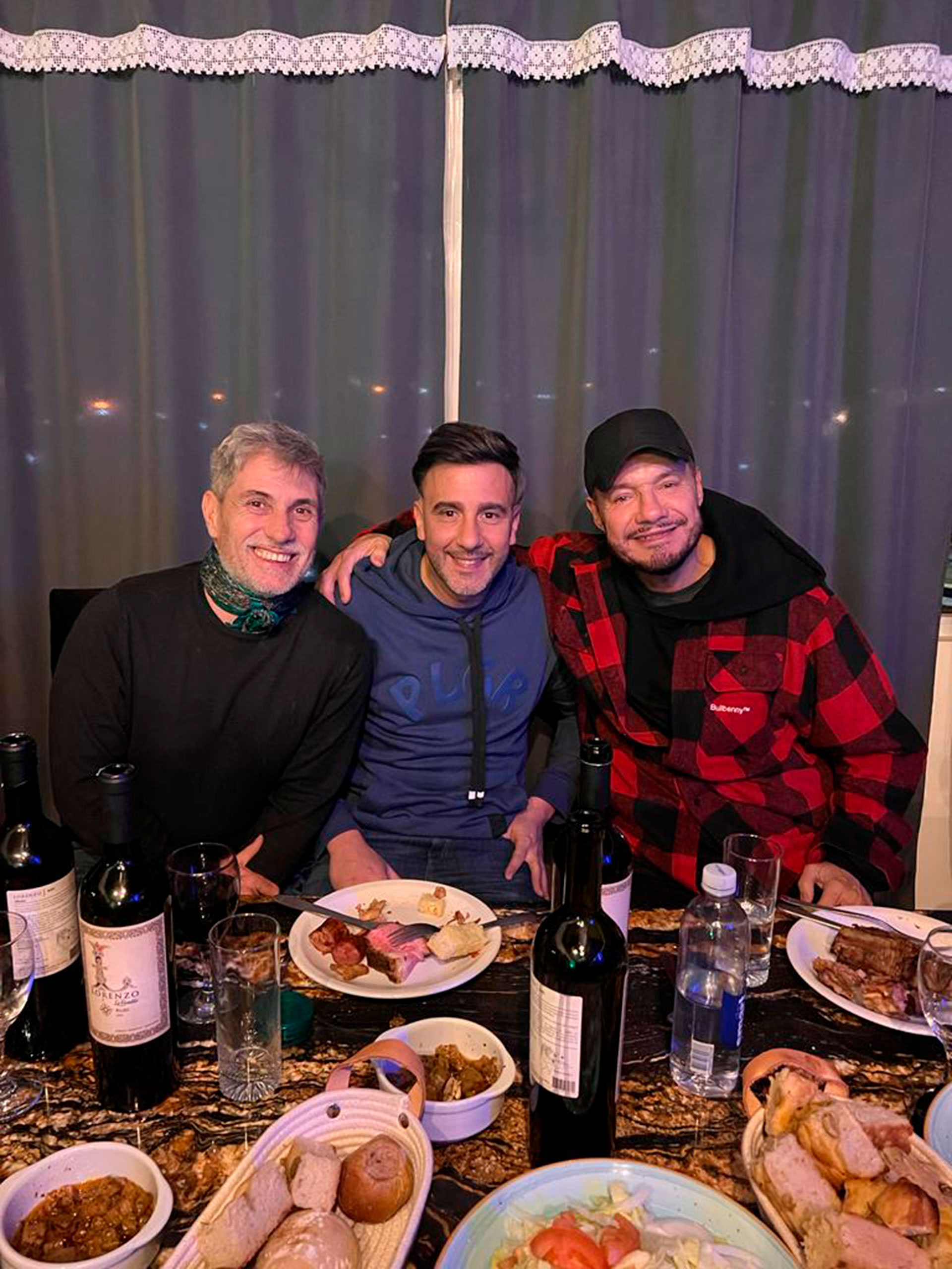 Pablo El Chato Prada, Federico Hoppe y Marcelo Tinelli compartieron una cena con la familia y los amigos de L-Gante