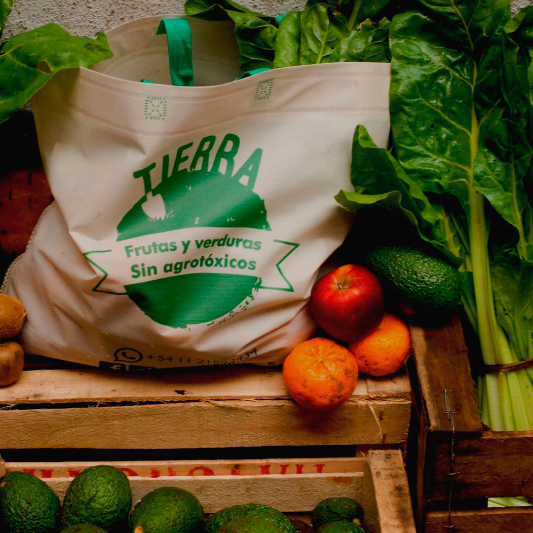 El emprendimiento de Tierra Orgánica vende bolsones de entre seis y siete kilos de frutas y verduras de estación